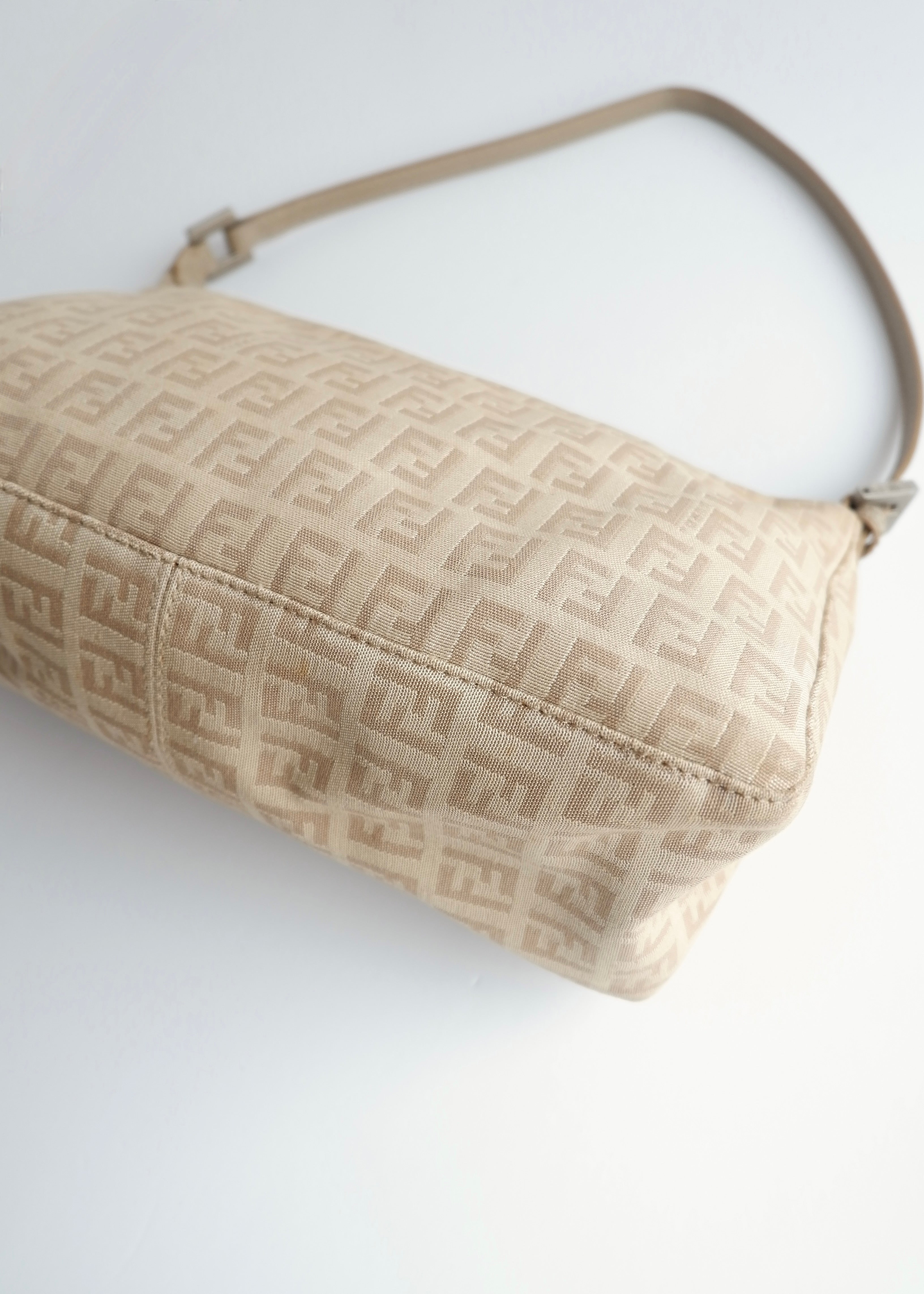 Authentique sac porté épaule Fendi Zucchino Pochette beige d'occasion