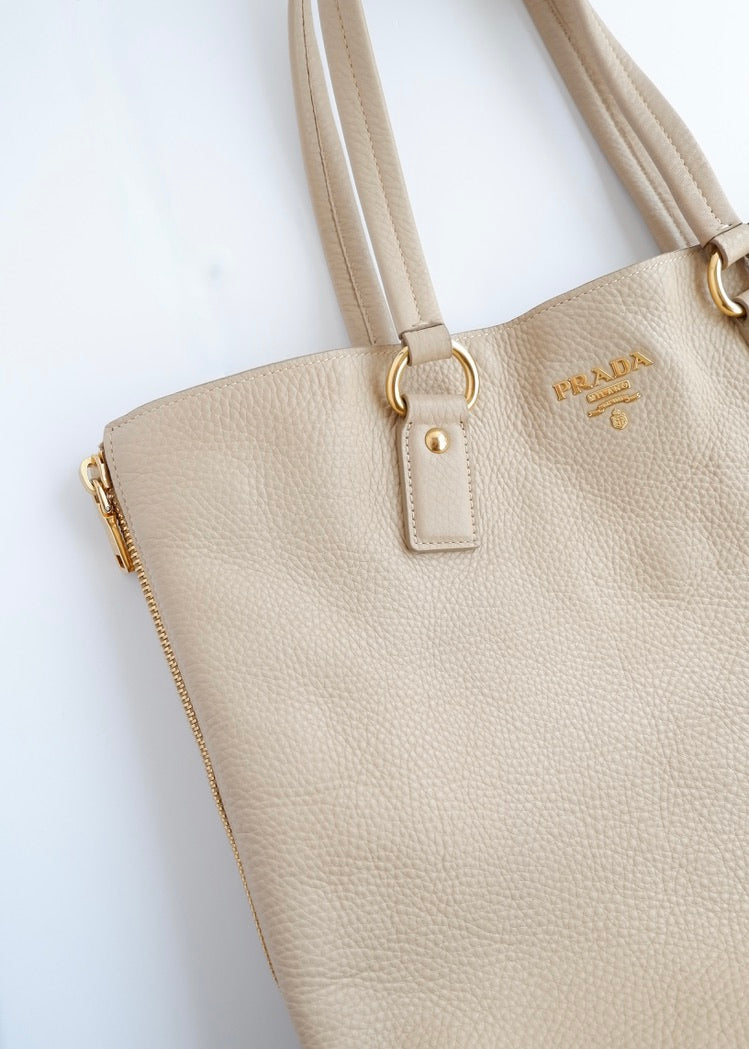 Sac cabas Prada en cuir beige, authentique et d'occasion