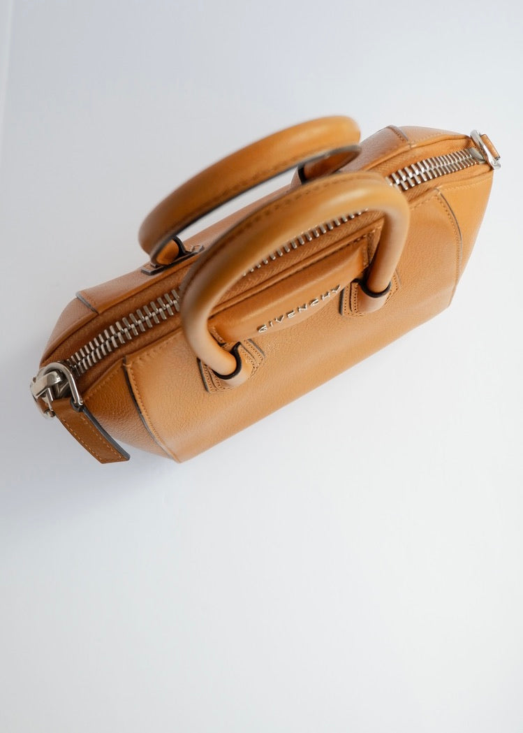 Authentique sac bandoulière Givenchy Antigona petit modèle en cuir couleur camel, d'occasion