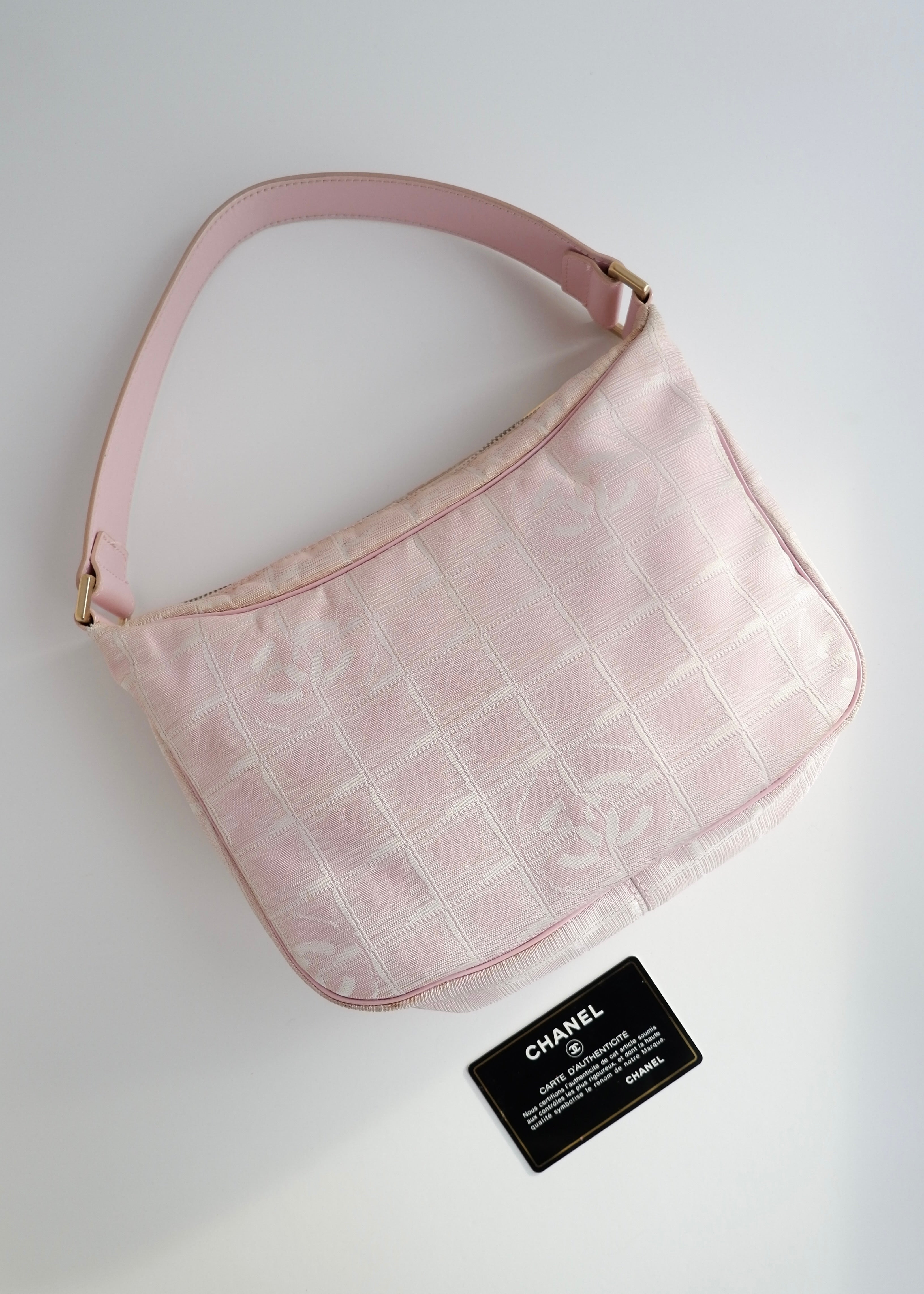 Sac à bandoulière Chanel Travel Line rose d'occasion authentique