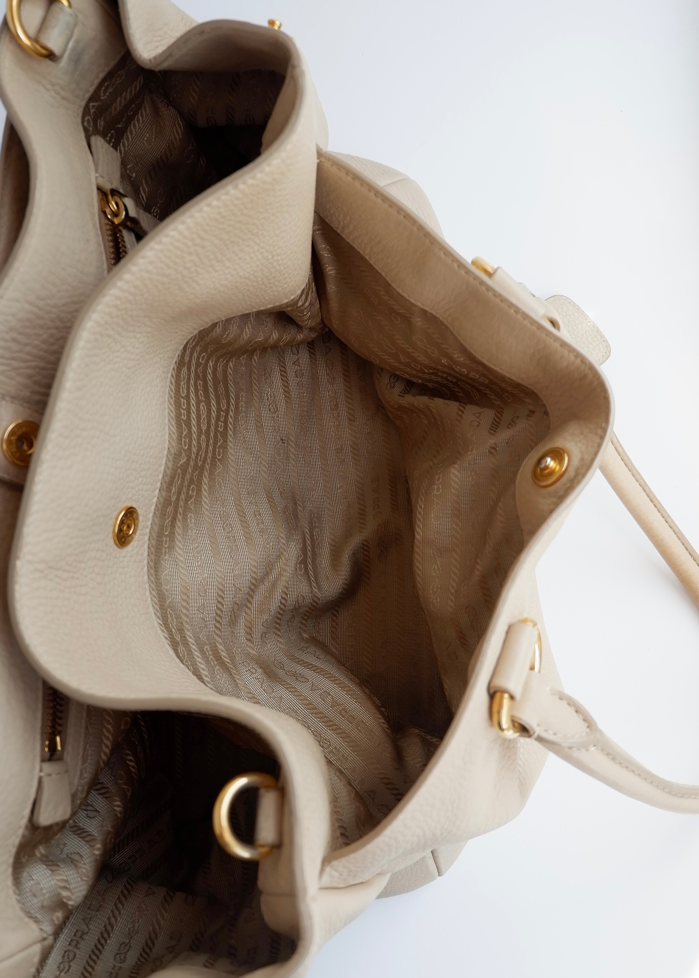 Sac cabas/bandoulière Prada en cuir beige, authentique, d'occasion