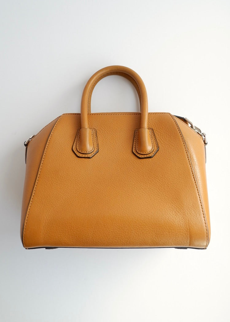 Authentique sac bandoulière Givenchy Antigona petit modèle en cuir couleur camel, d'occasion