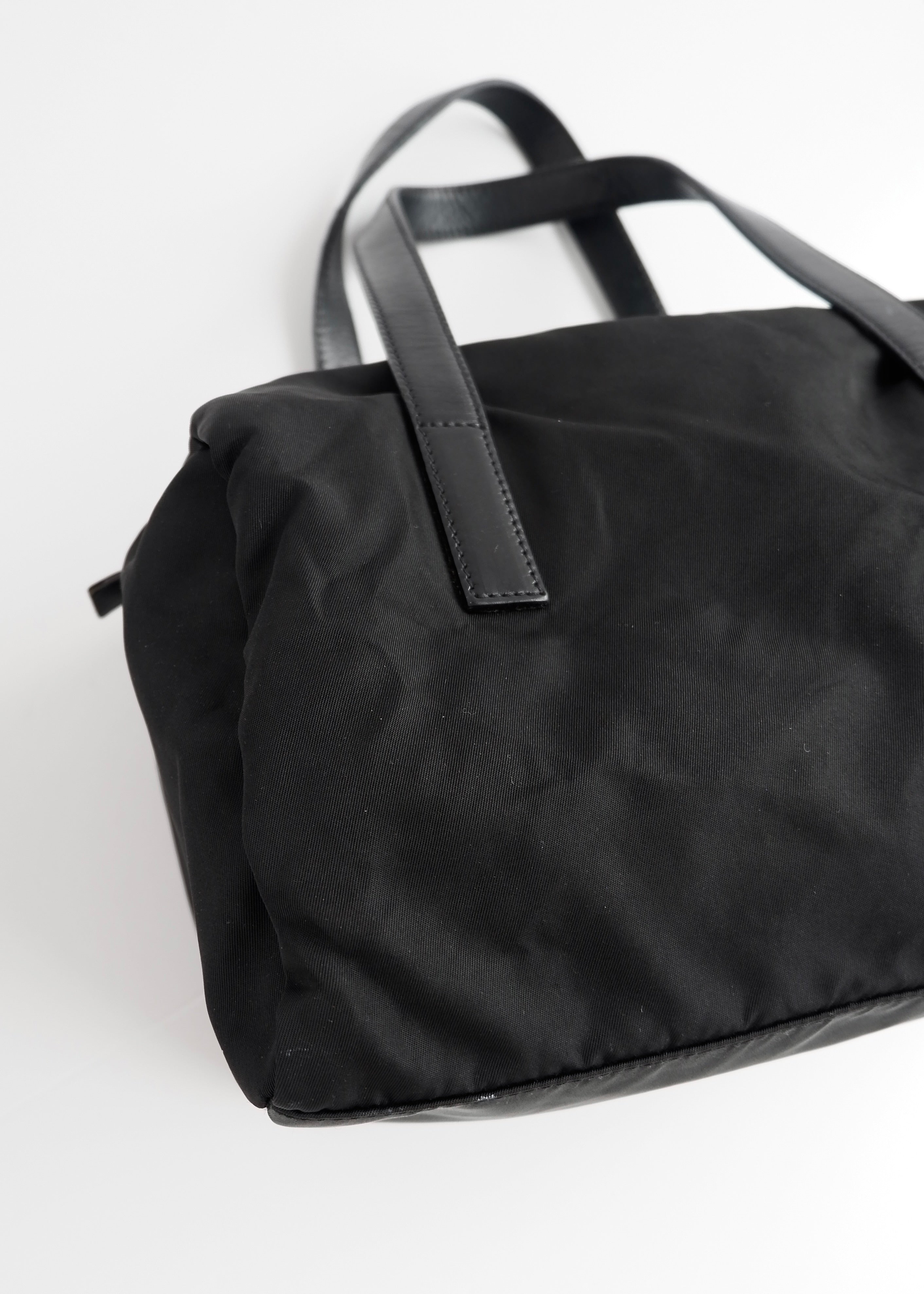 Sac à bandoulière Prada Bowler en nylon noir authentique d'occasion