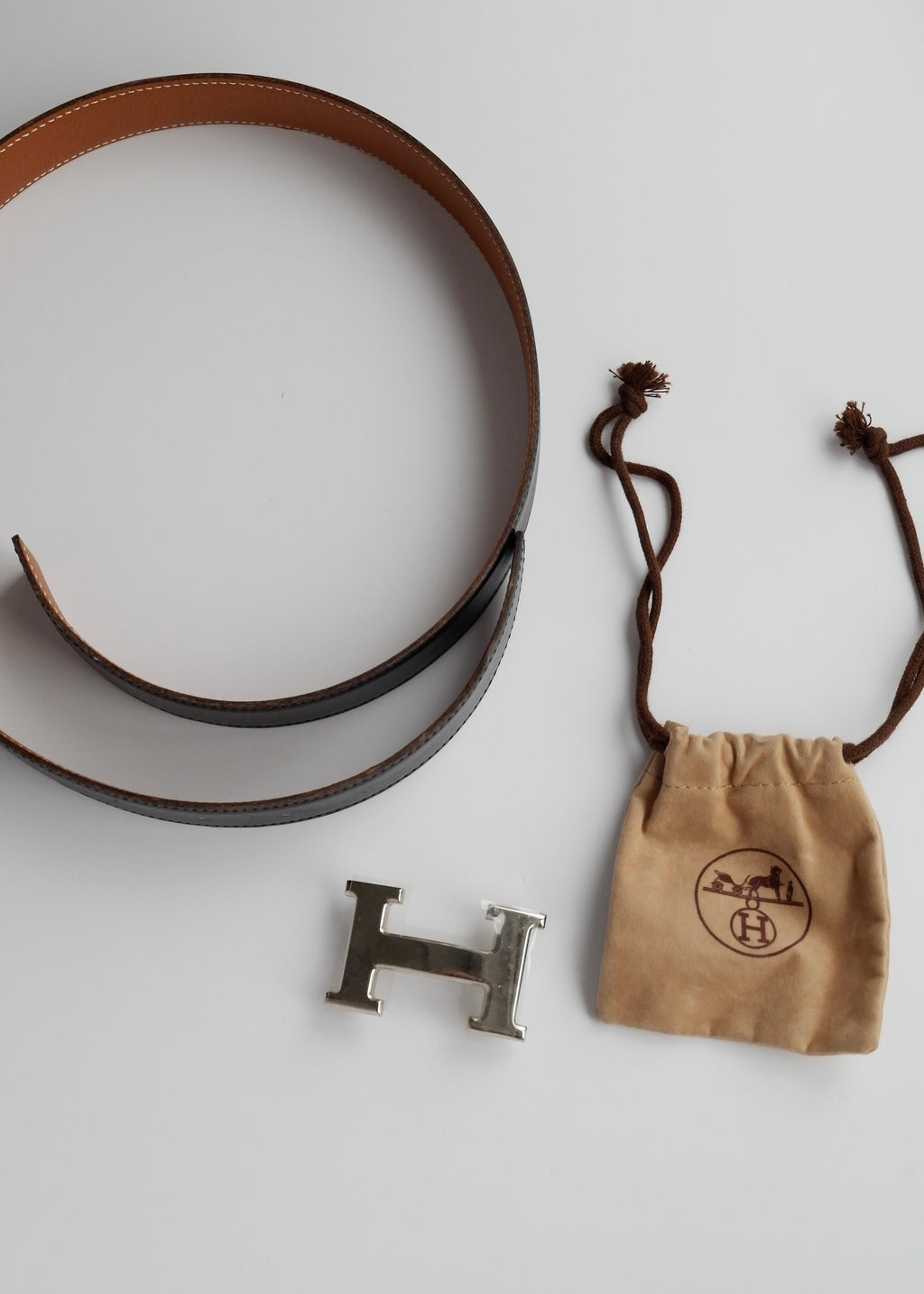 Authentique ceinture Hermes Constance H réversible en cuir noir/marron d'occasion SHW
