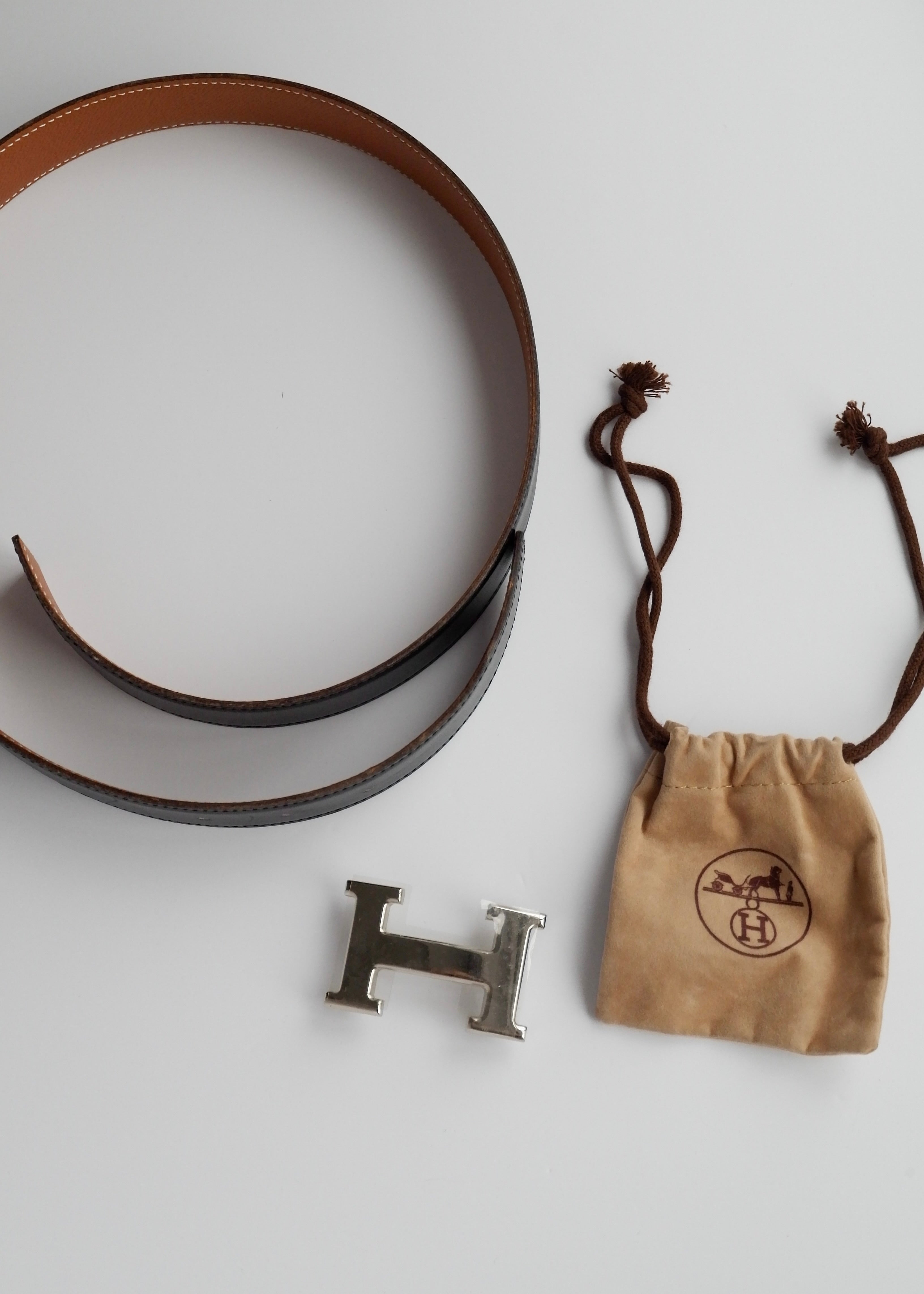 Authentique ceinture Hermes Constance H réversible en cuir noir/marron d'occasion SHW