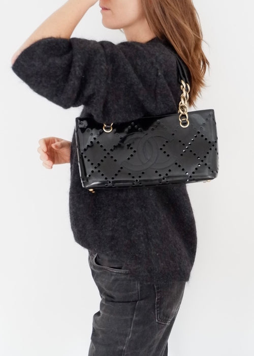 Sac bandoulière Chanel authentique d'occasion en cuir perforé verni noir avec logo CC