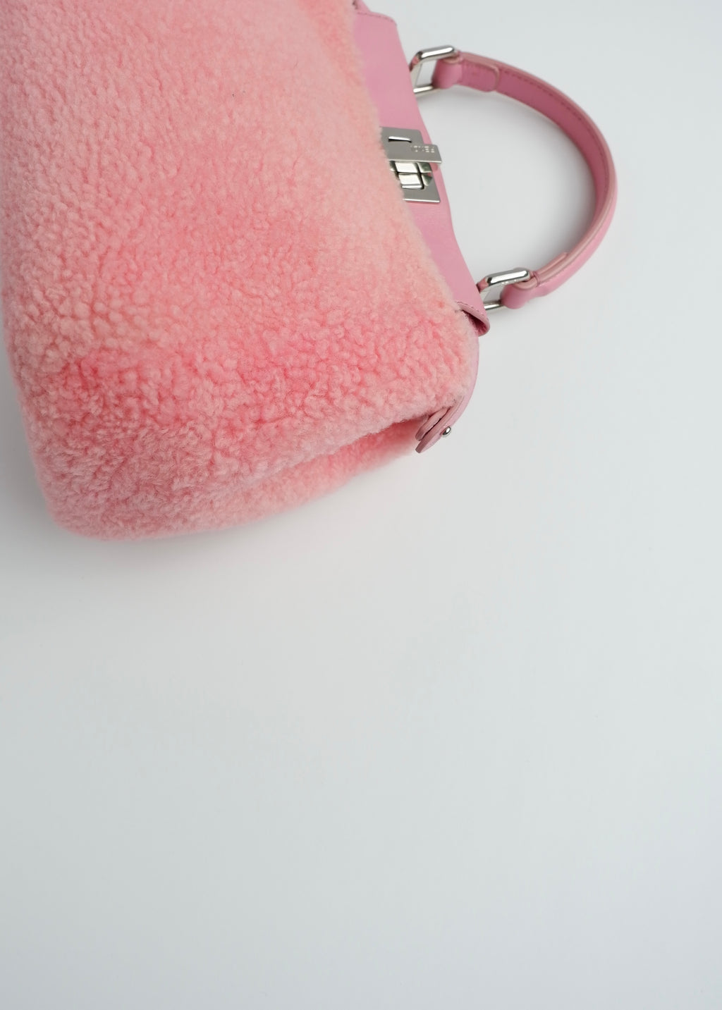 Authentique sac Fendi Peekaboo petit modèle en shearling rose et cuir, d'occasion