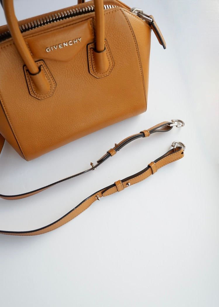 Authentique sac bandoulière Givenchy Antigona petit modèle en cuir couleur camel, d'occasion