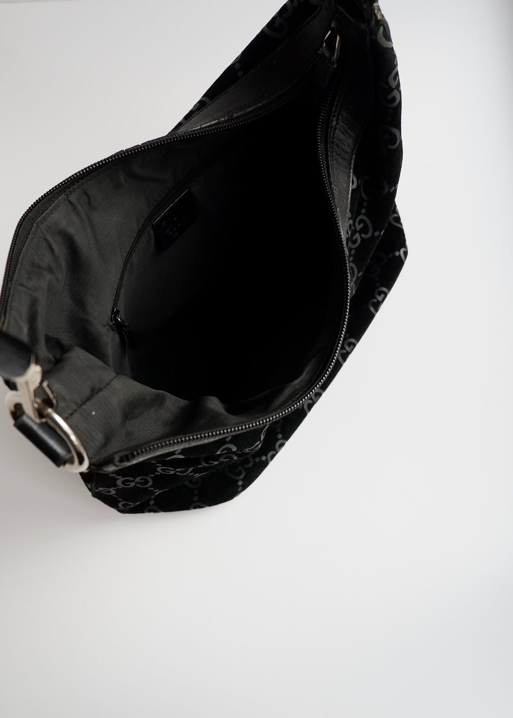 Sac à bandoulière Gucci en daim noir avec poignée en bambou, authentique et d'occasion