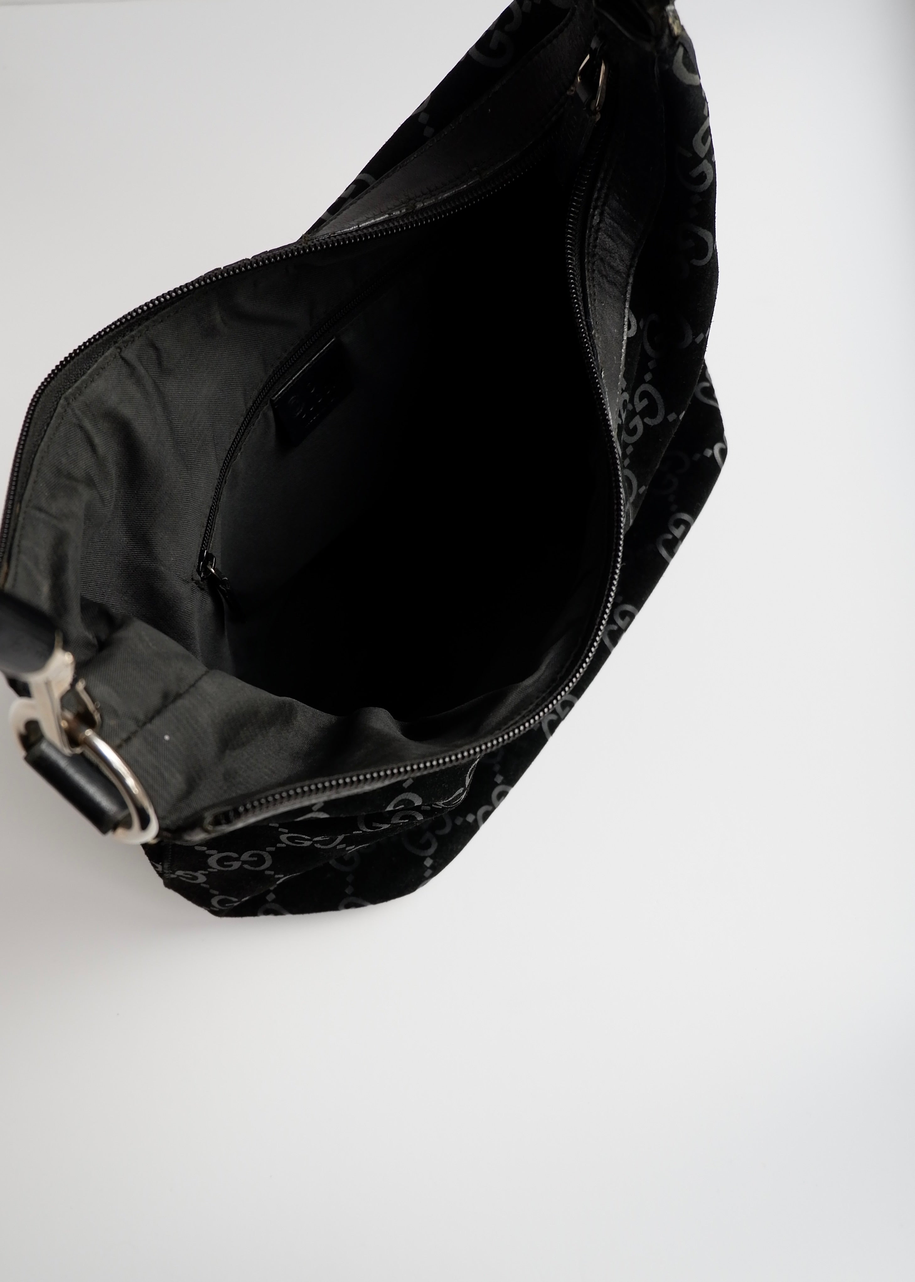Sac à bandoulière Gucci en daim noir avec poignée en bambou, authentique et d'occasion