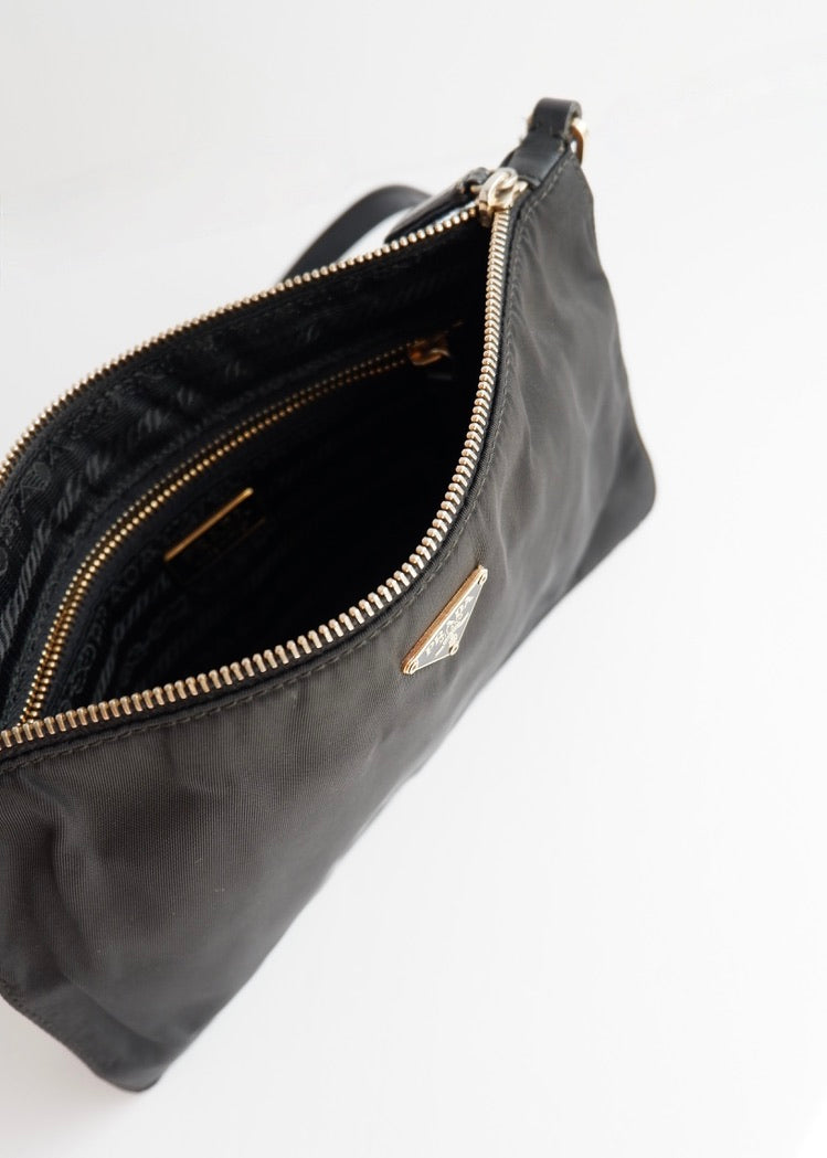 Authentique sac à bandoulière Prada en nylon noir d'occasion