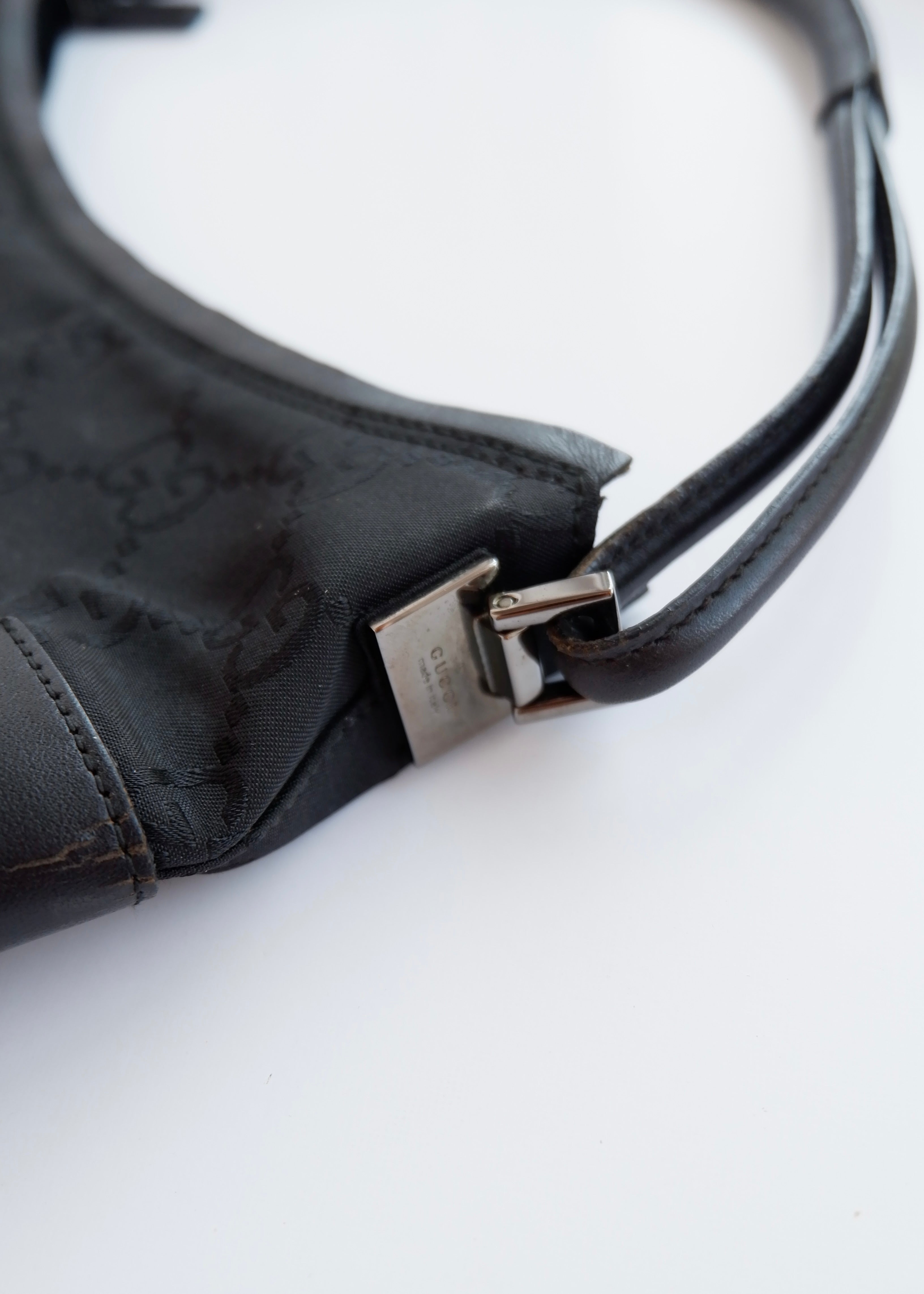Sac bandoulière Gucci authentique d'occasion en toile/cuir noir imprimé GG