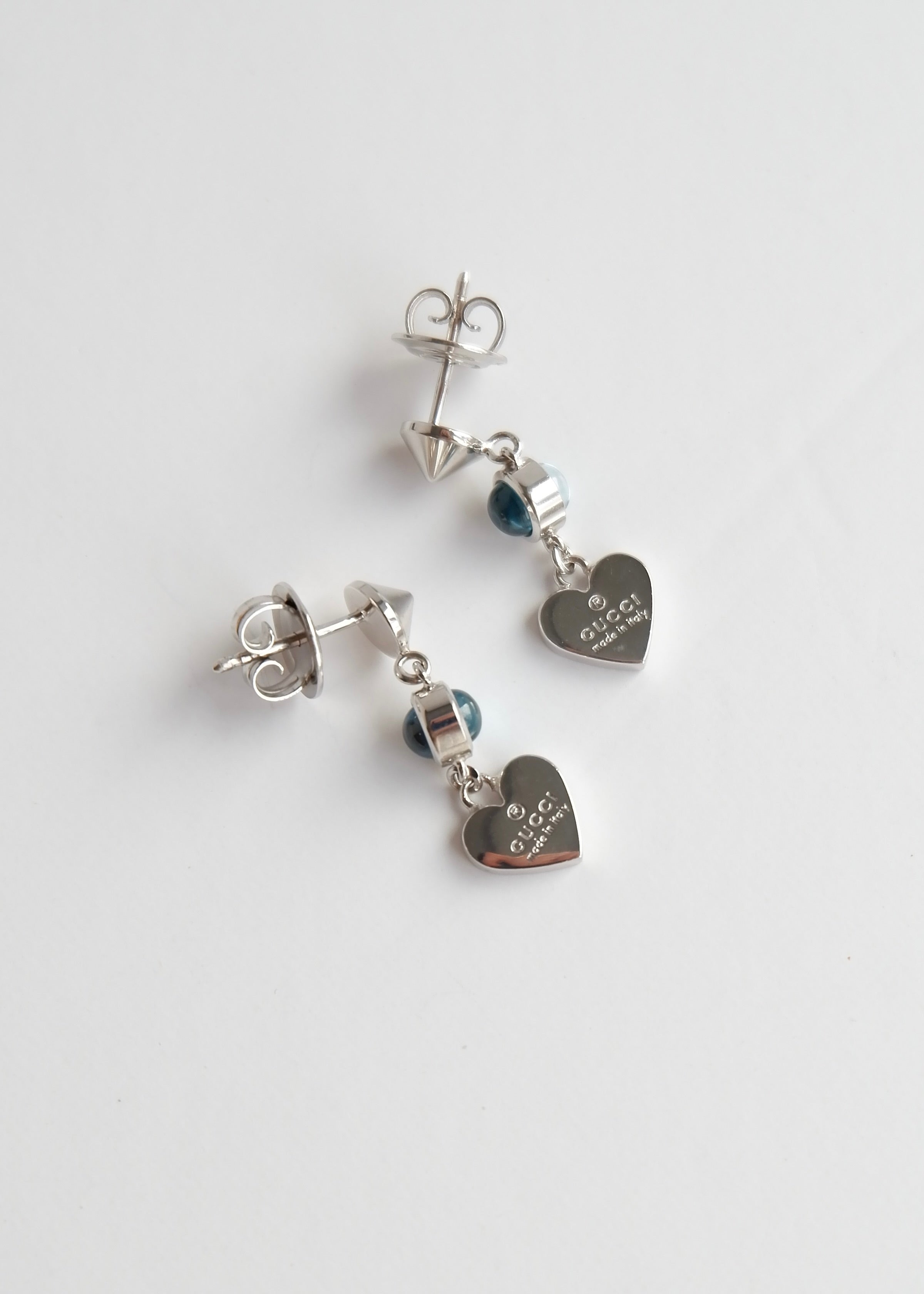 Boucles d'oreilles pendantes Gucci cœurs argentés avec pierres bleues, pré-aimées et authentiques