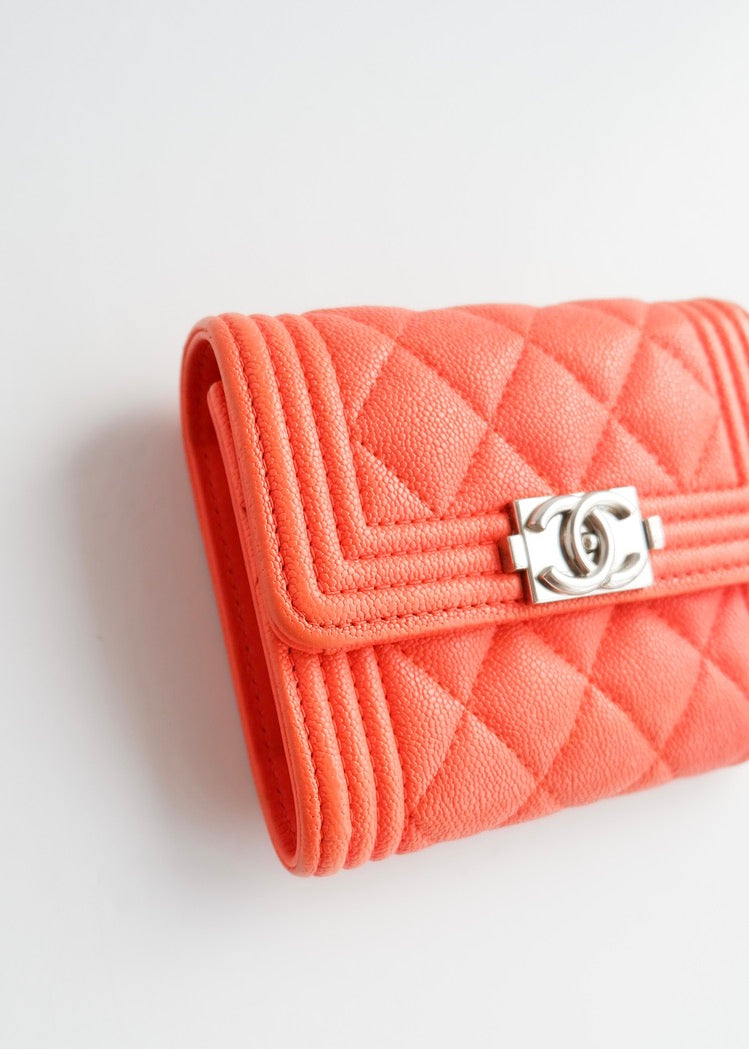 Portefeuille Chanel Boy d'occasion authentique en cuir grainé orange