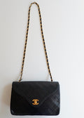Authentique sac Chanel vintage d'occasion en agneau noir à rabat simple avec quincaillerie dorée
