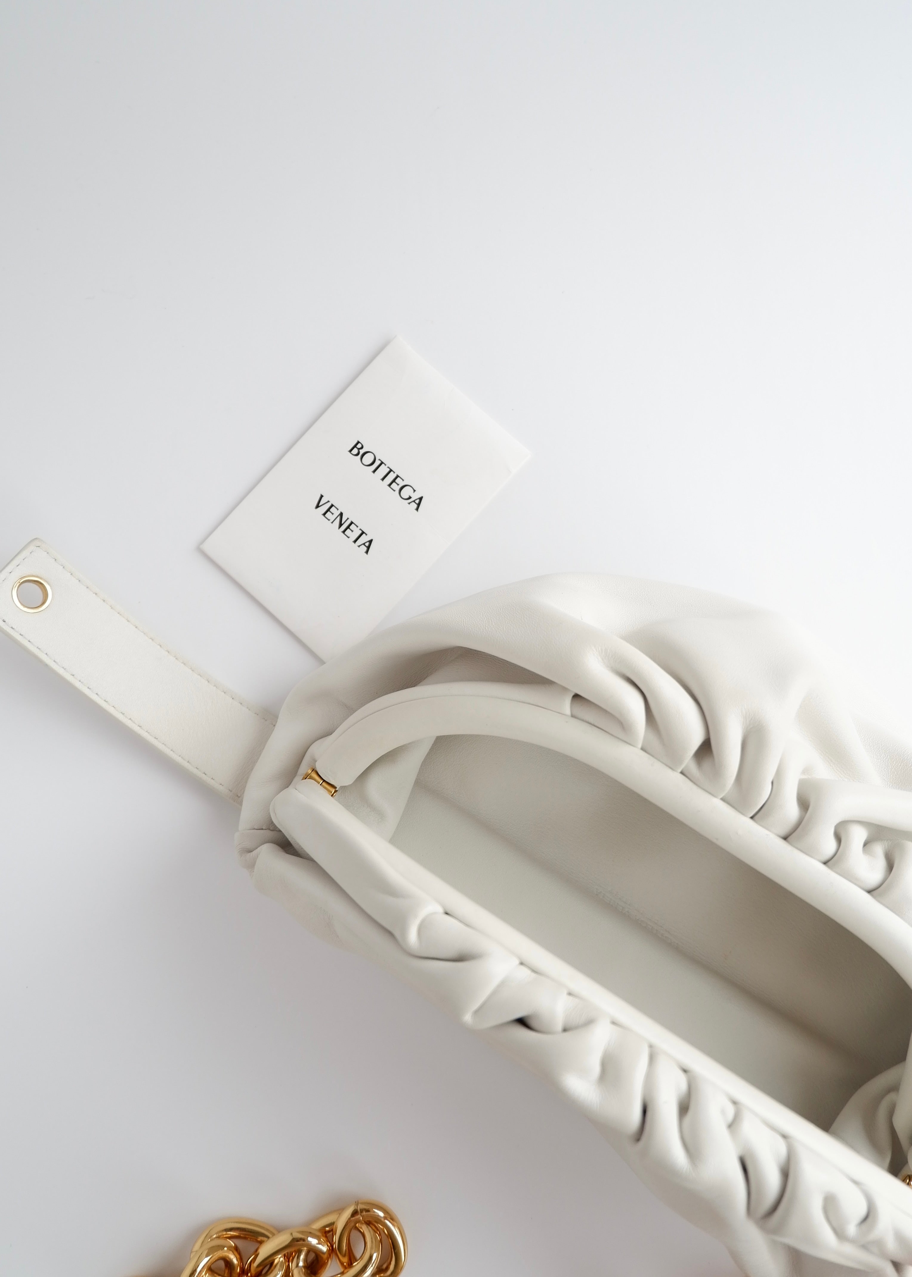 Sac banane Bottega Veneta The Pouch en cuir blanc authentique d'occasion