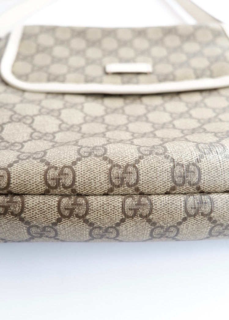 Authentique Sac bandoulière Gucci en toile GG blanche d'occasion