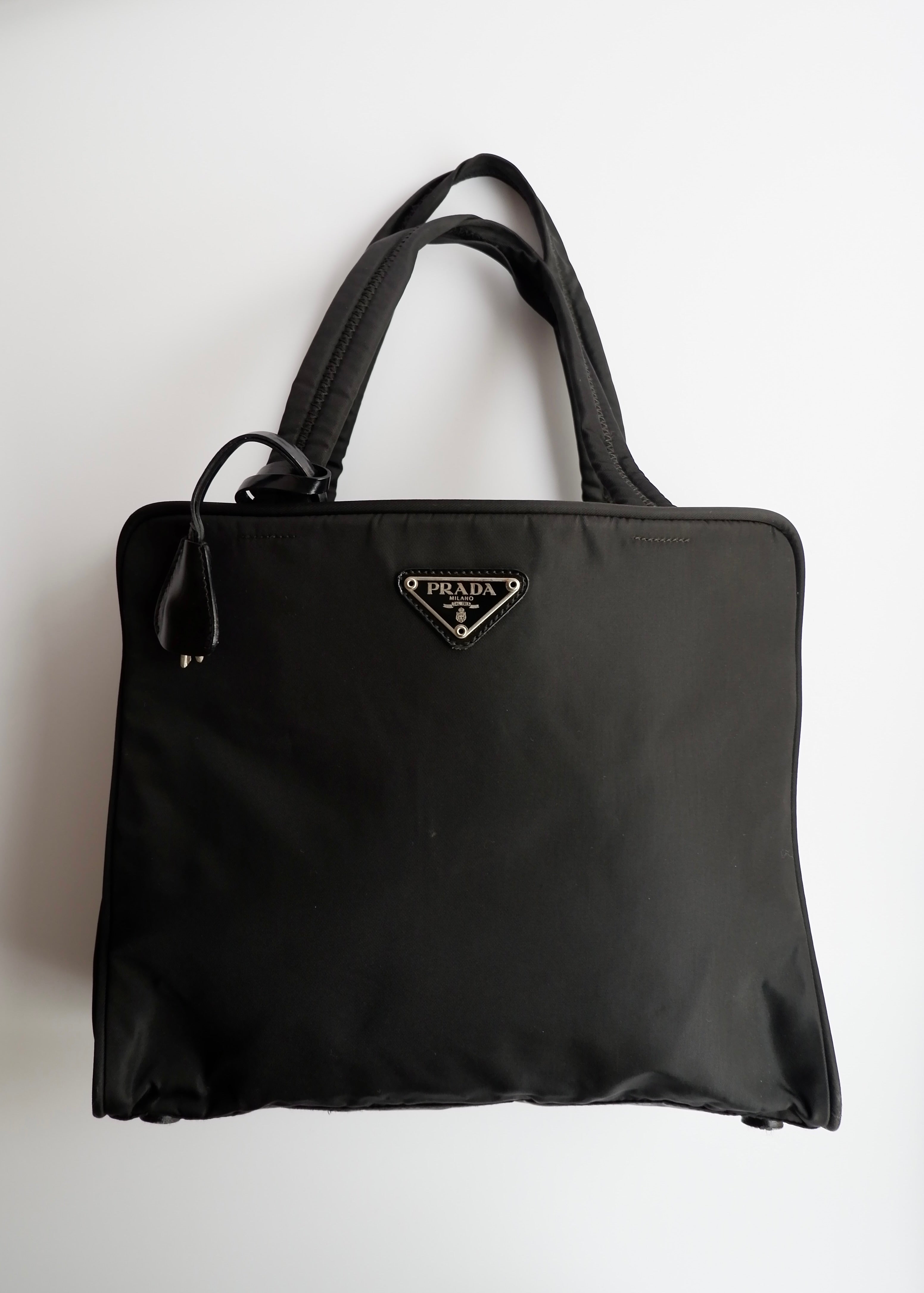 Authentique sac à poignée supérieure en nylon noir Prada d'occasion