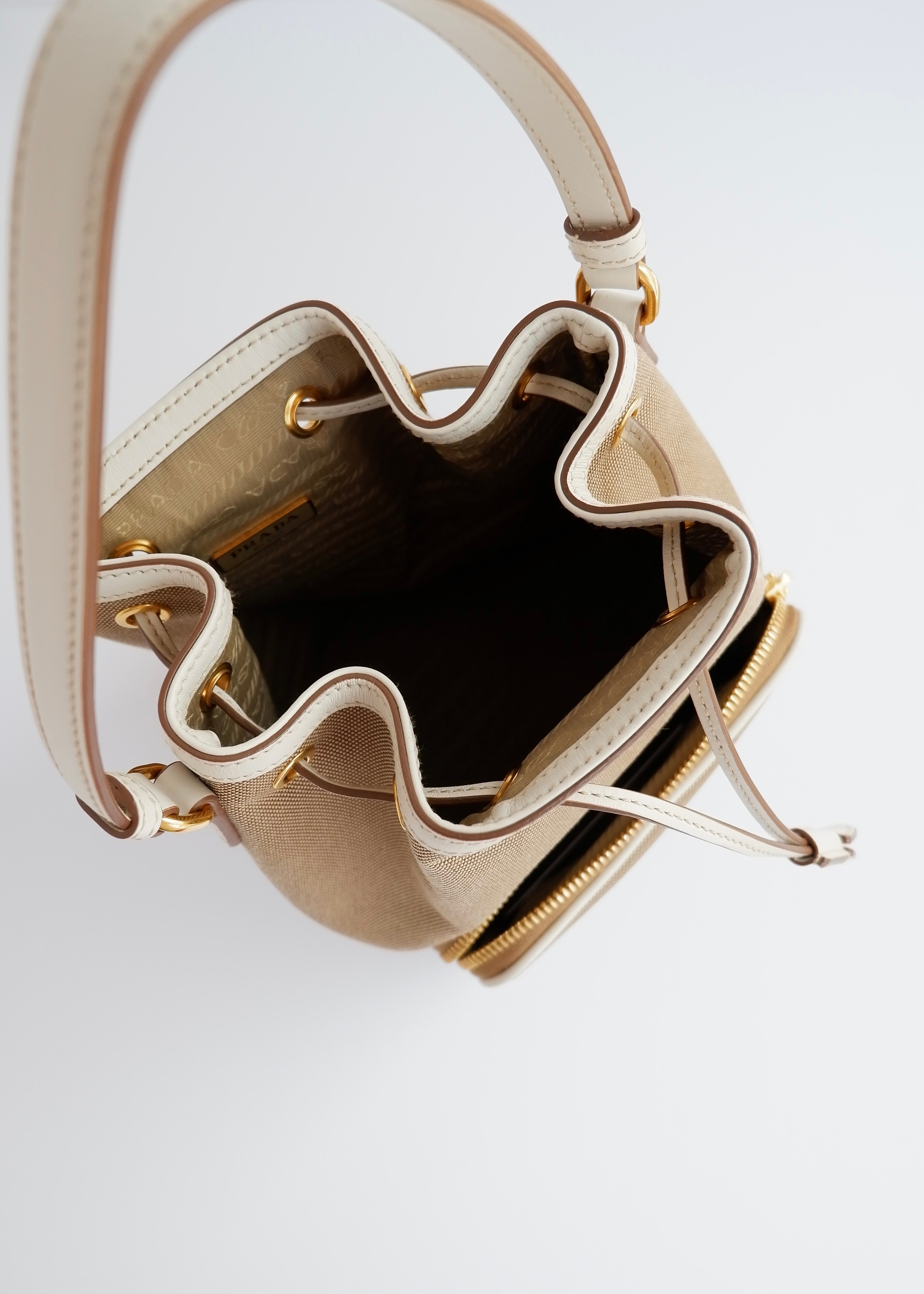Sac seau à cordon Prada d'occasion authentique en toile beige