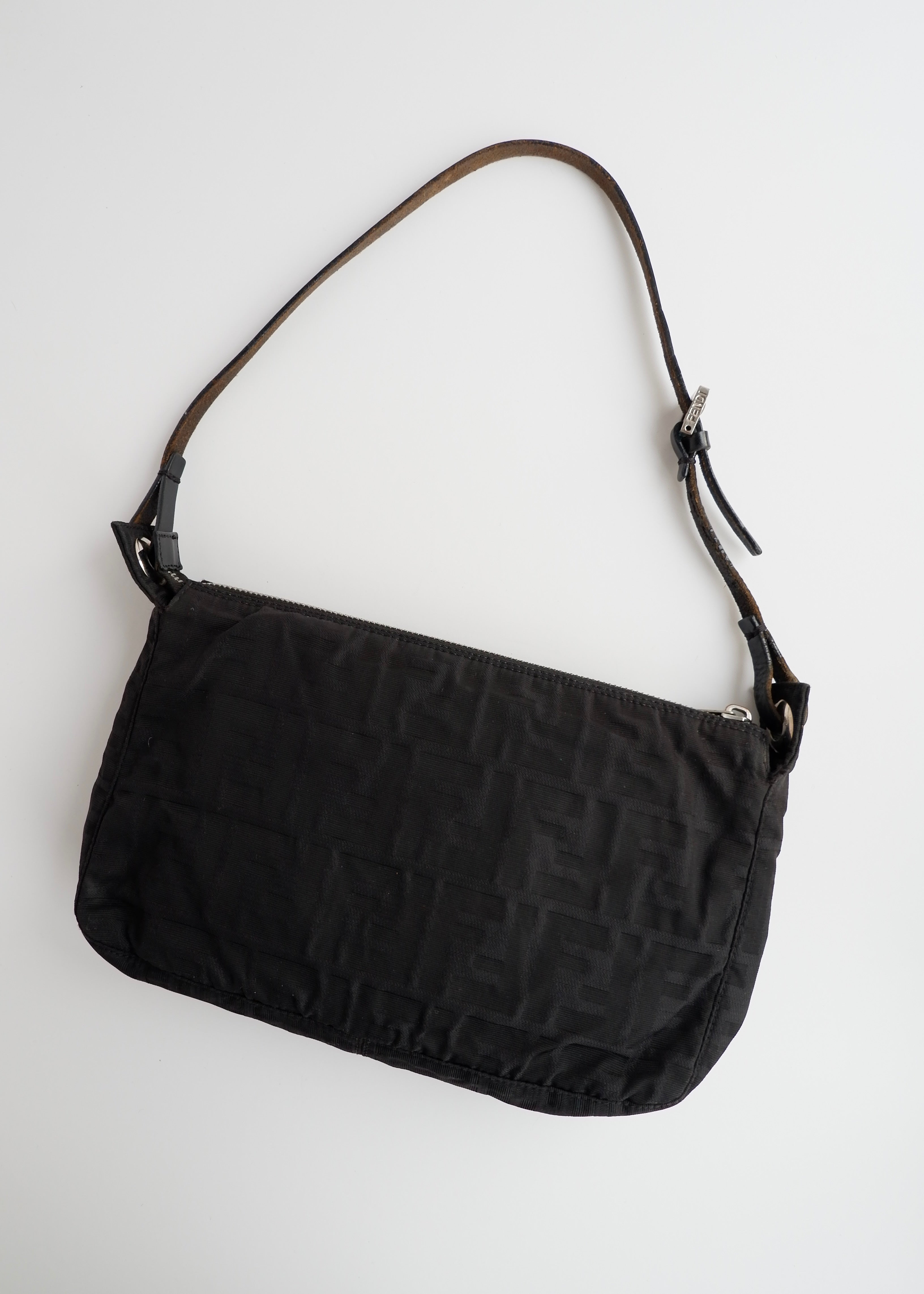 Sac bandoulière Fendi Zucca en toile noire authentique d'occasion