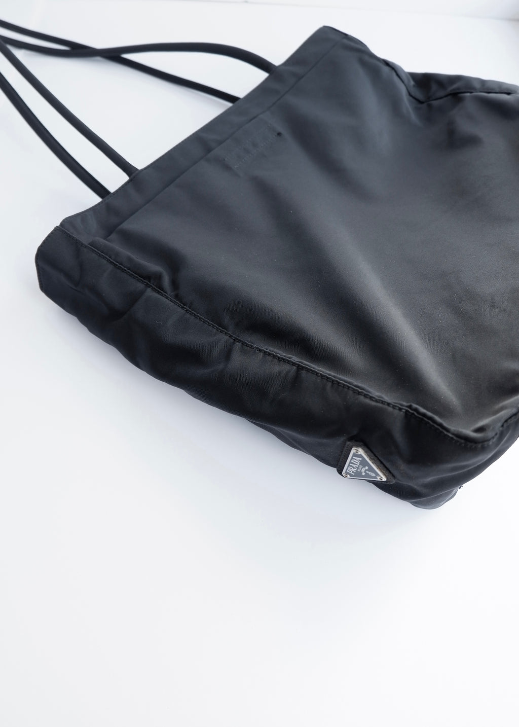 Sac cabas Prada authentique d'occasion en nylon noir à longue bandoulière
