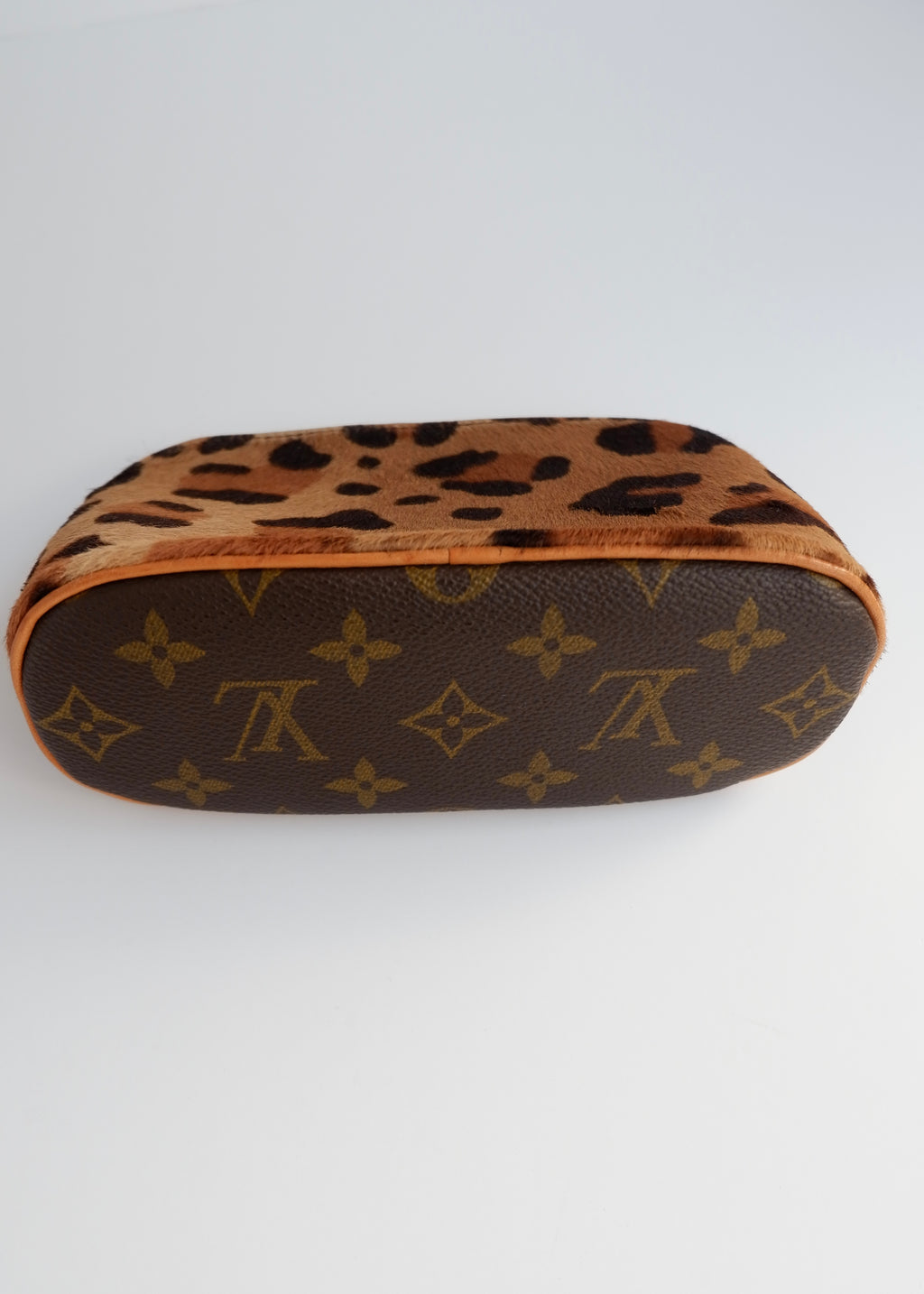 Trousse de toilette Louis Vuitton x ALAÏA authentique d'occasion, toile Monogram/crin de poney imprimé animal