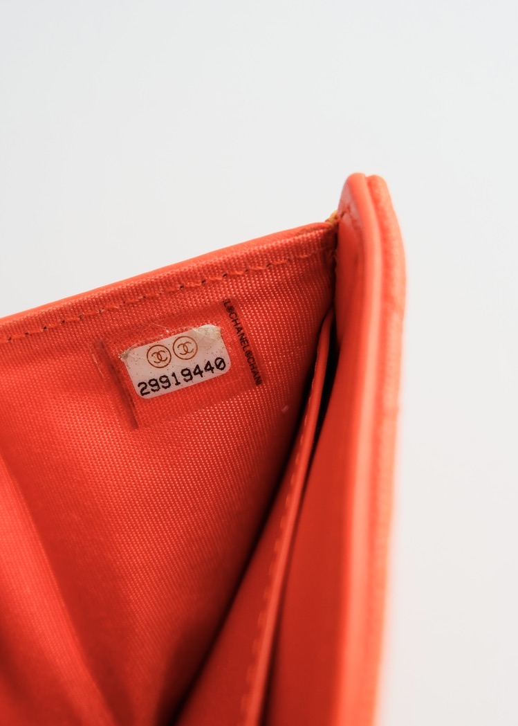 Portefeuille Chanel Boy d'occasion authentique en cuir grainé orange