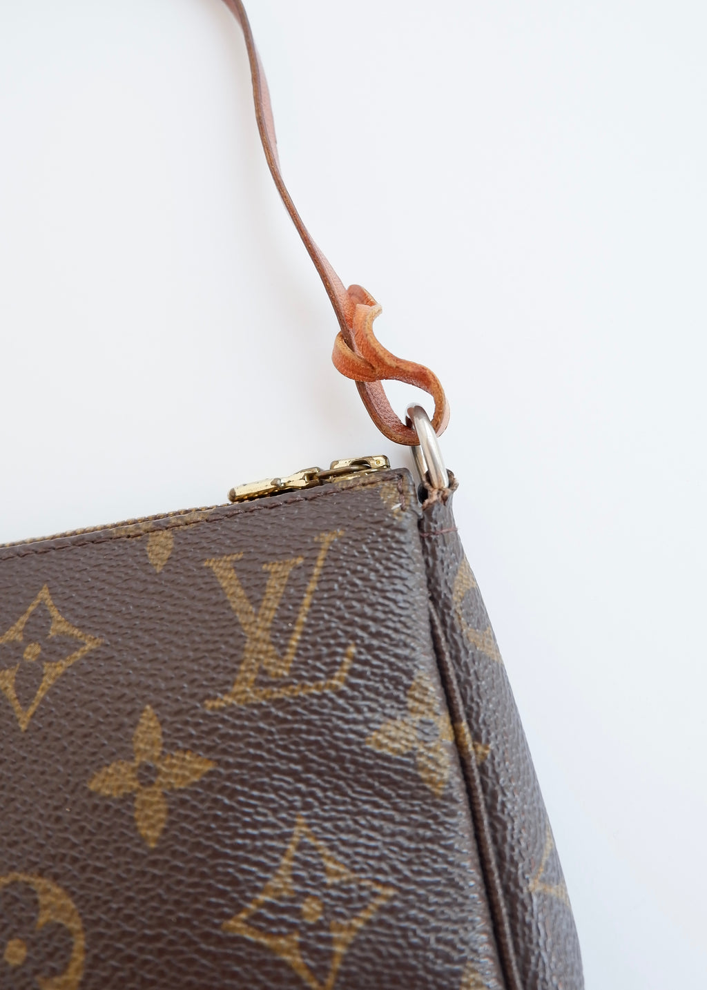 Authentique sac Louis Vuitton Pochette Accessoires monogrammé d'occasion (avec bandoulière)