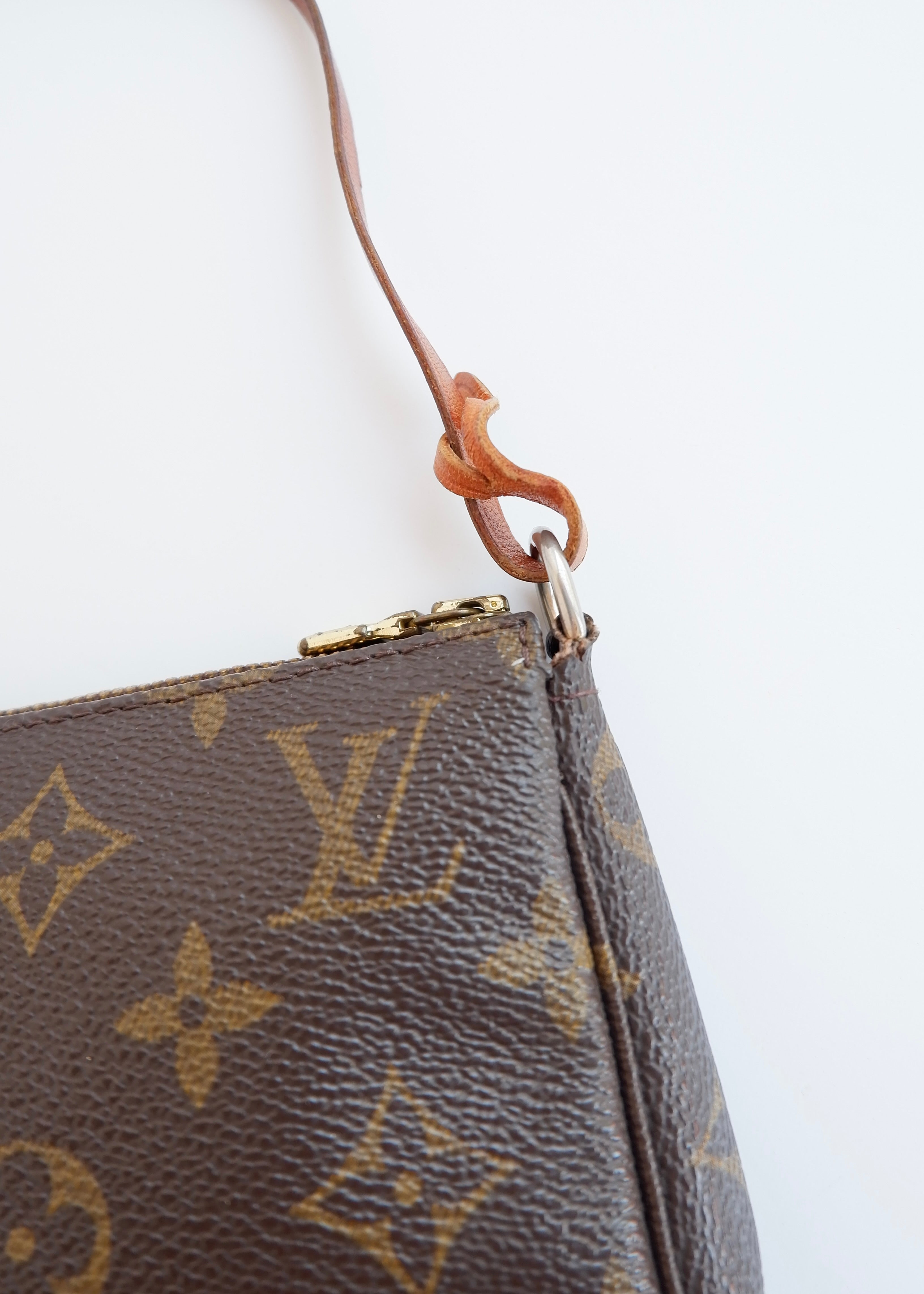 Authentique sac Louis Vuitton Pochette Accessoires monogrammé d'occasion (avec bandoulière)