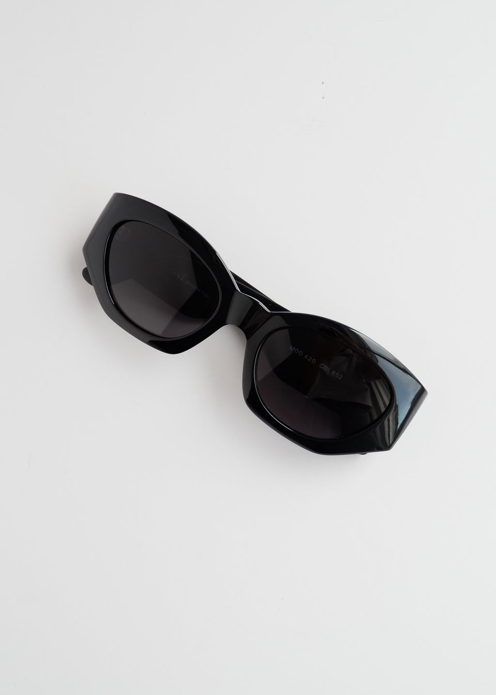 Lunettes de soleil œil de chat noires Versace d'occasion authentiques