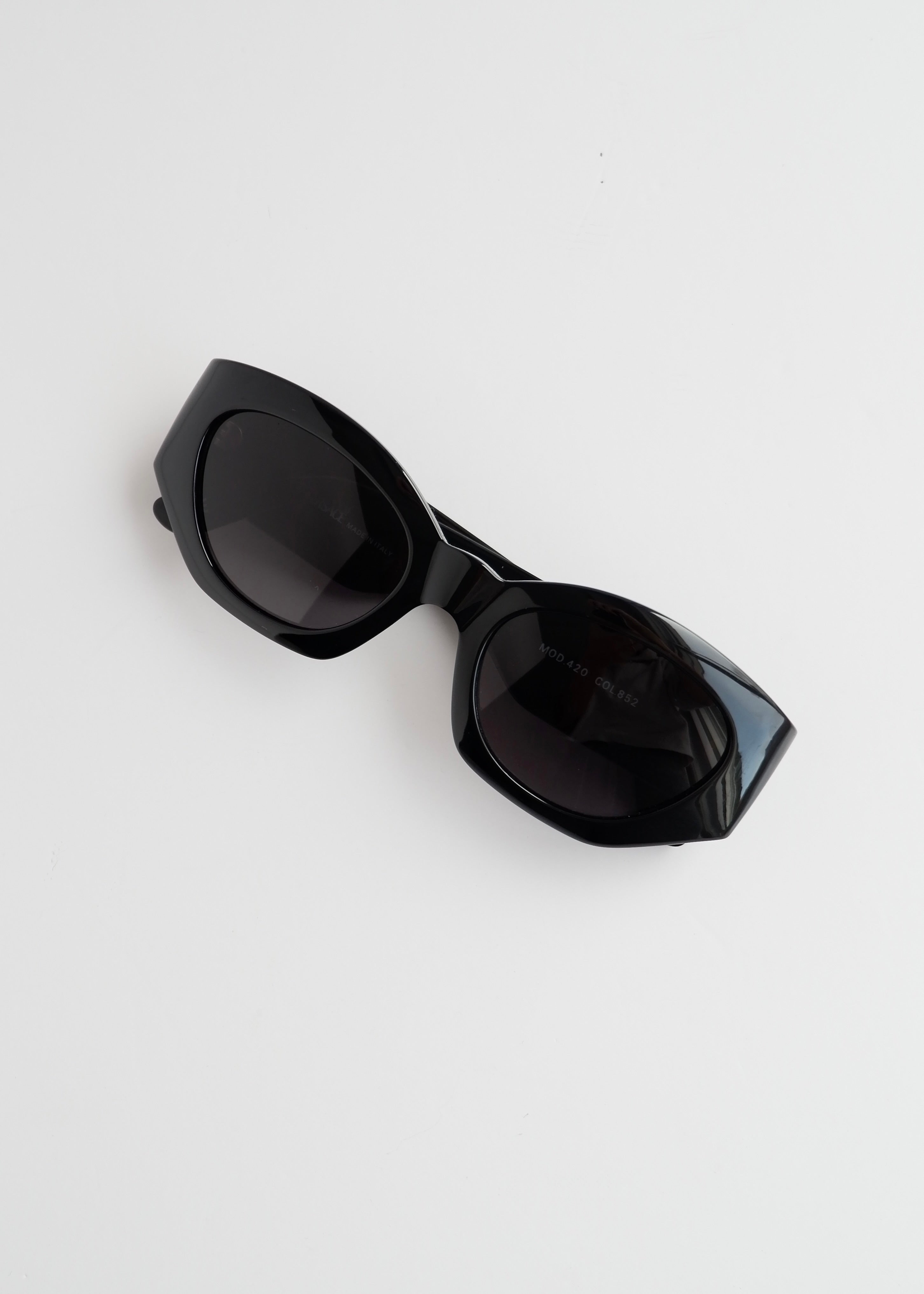 Lunettes de soleil œil de chat noires Versace d'occasion authentiques