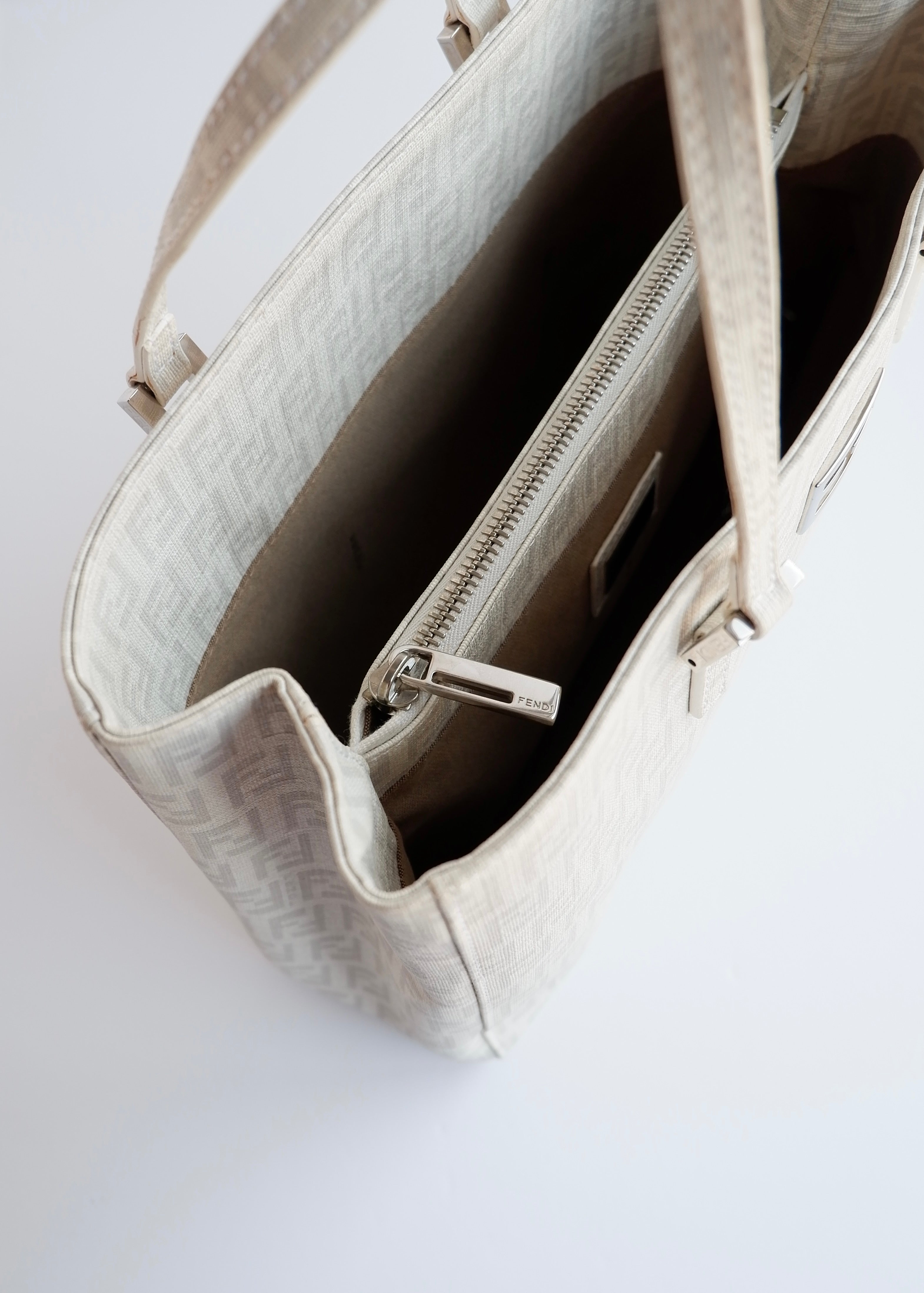 Sac à main Fendi Zucchino blanc d'occasion authentique