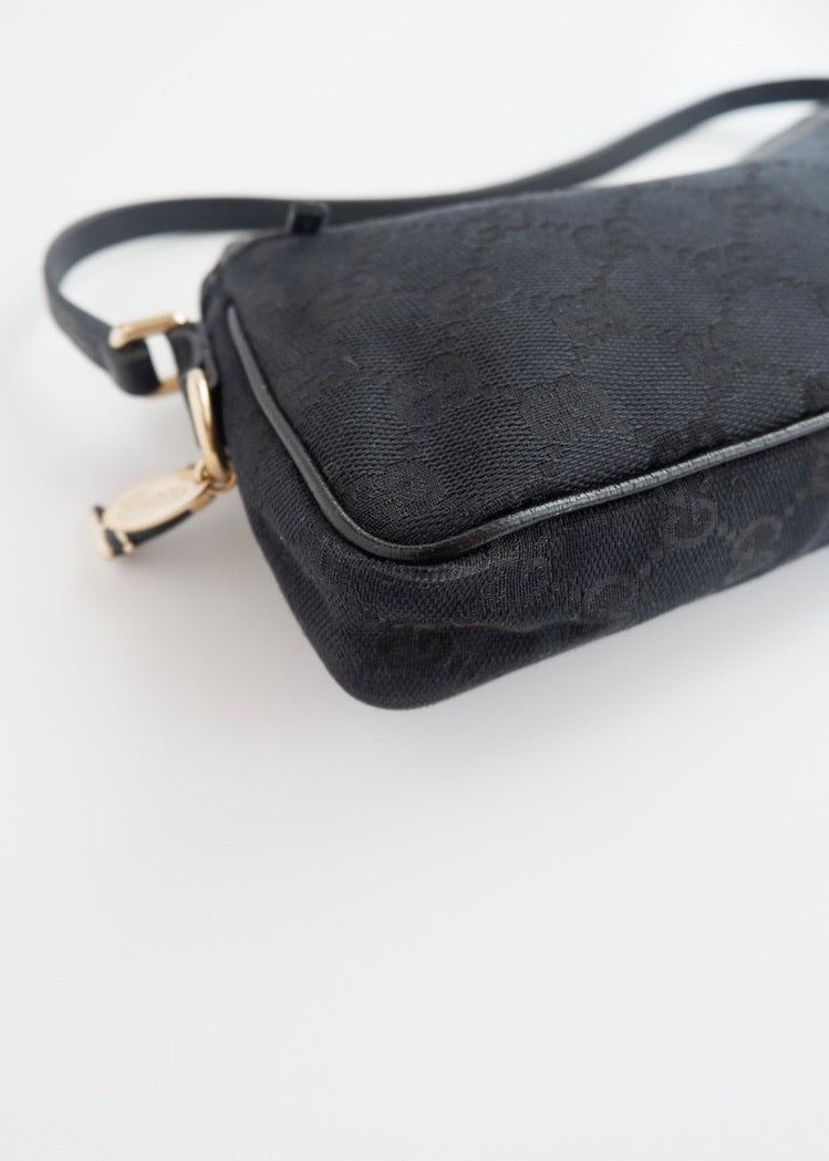 Authentique Sac Micro à Bandoulière Gucci en Toile GG Noire avec Breloque Dorée d'occasion