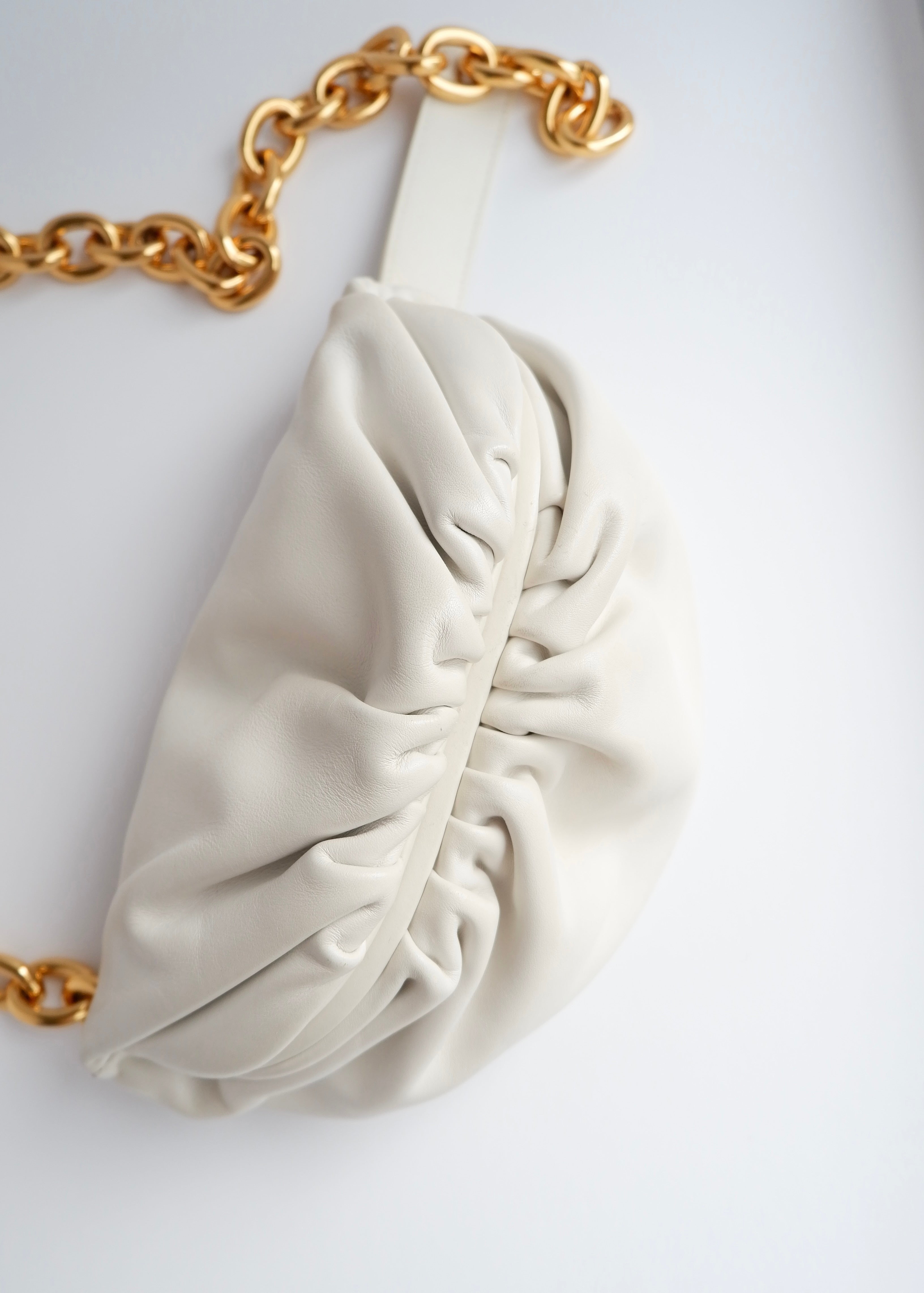 Sac banane Bottega Veneta The Pouch en cuir blanc authentique d'occasion