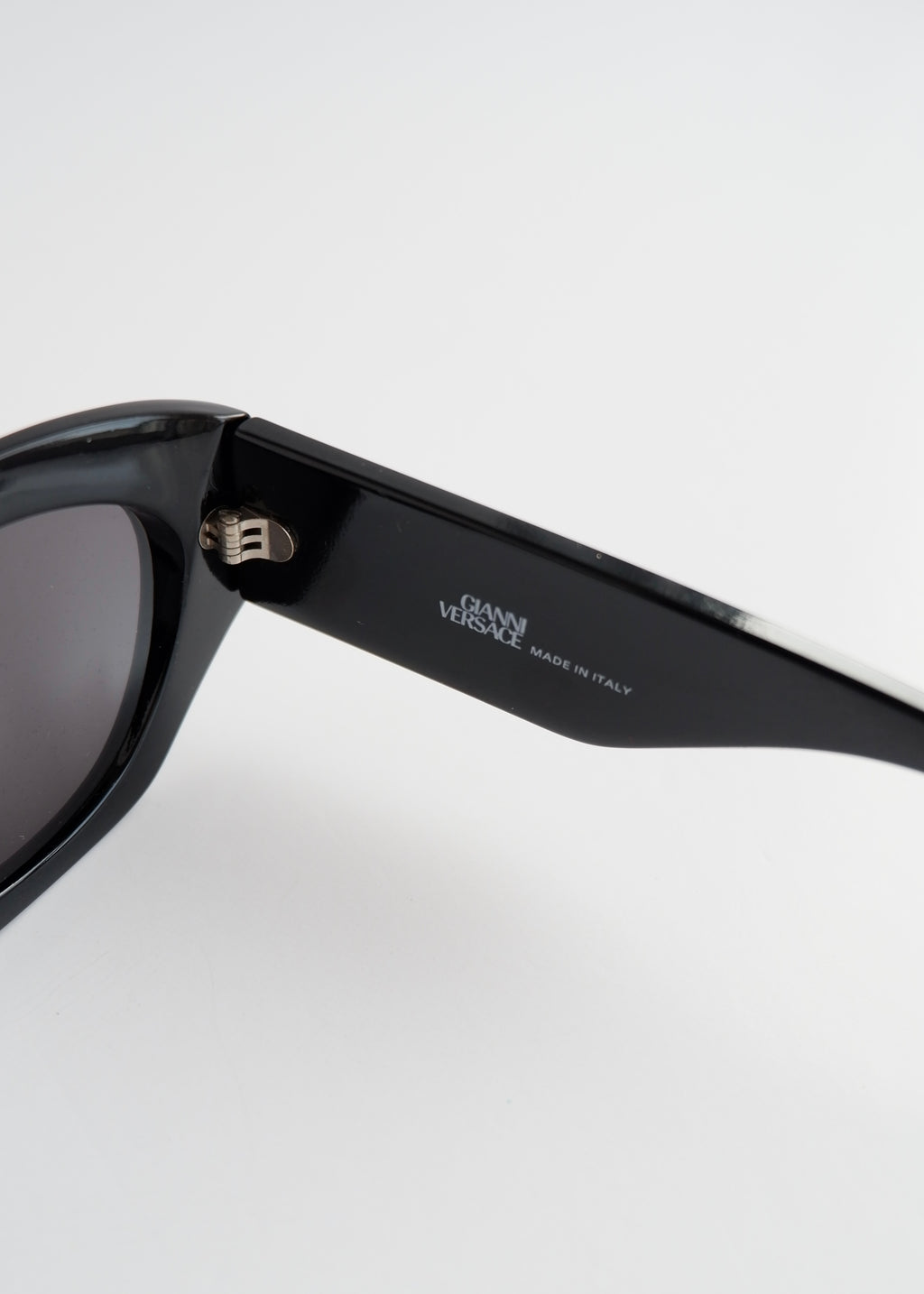 Lunettes de soleil œil de chat noires Versace d'occasion authentiques