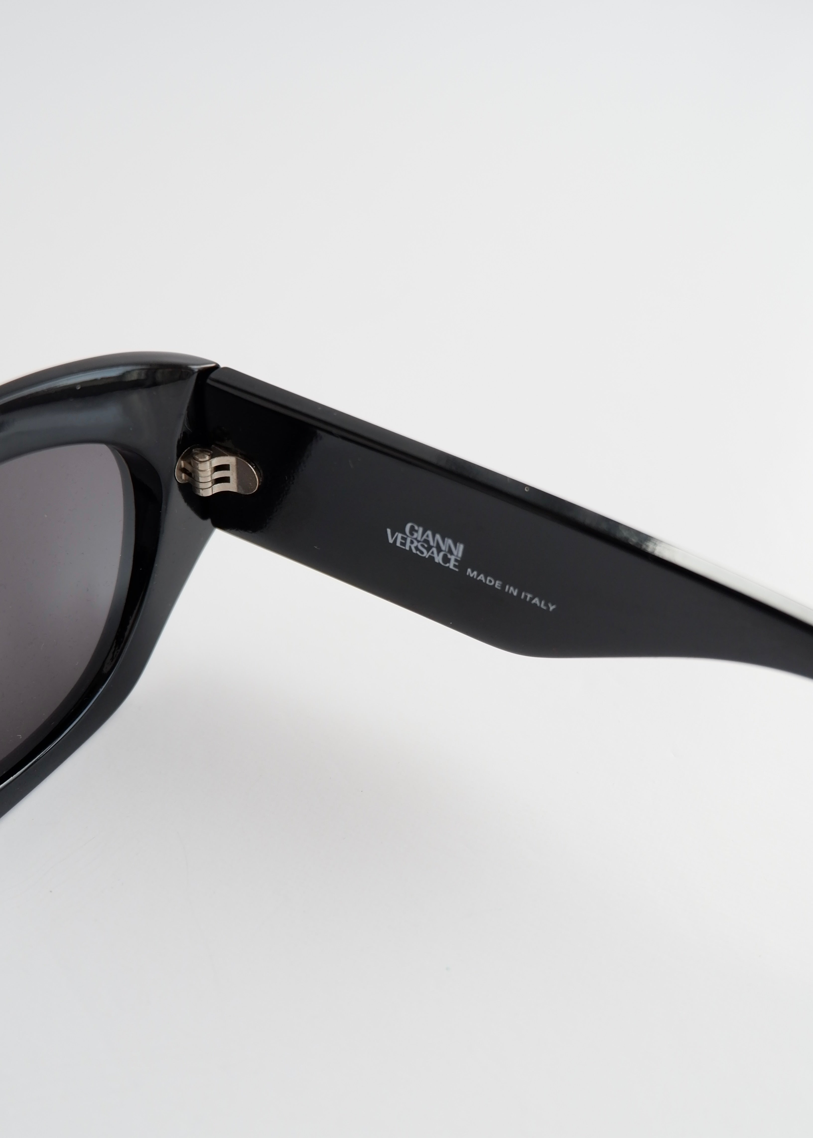 Lunettes de soleil œil de chat noires Versace d'occasion authentiques