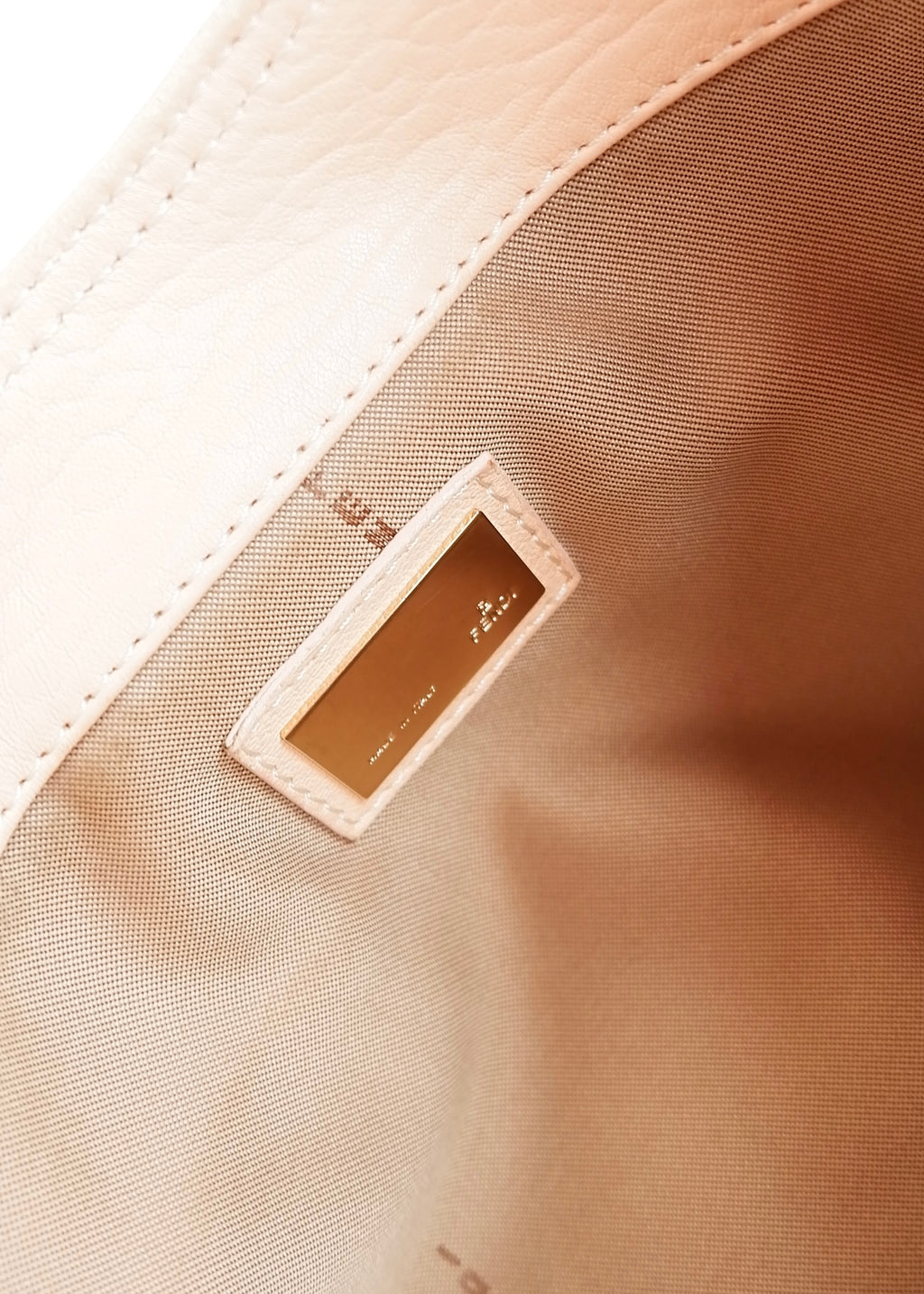 Sac à bandoulière Fendi d'occasion en cuir rose clair authentique