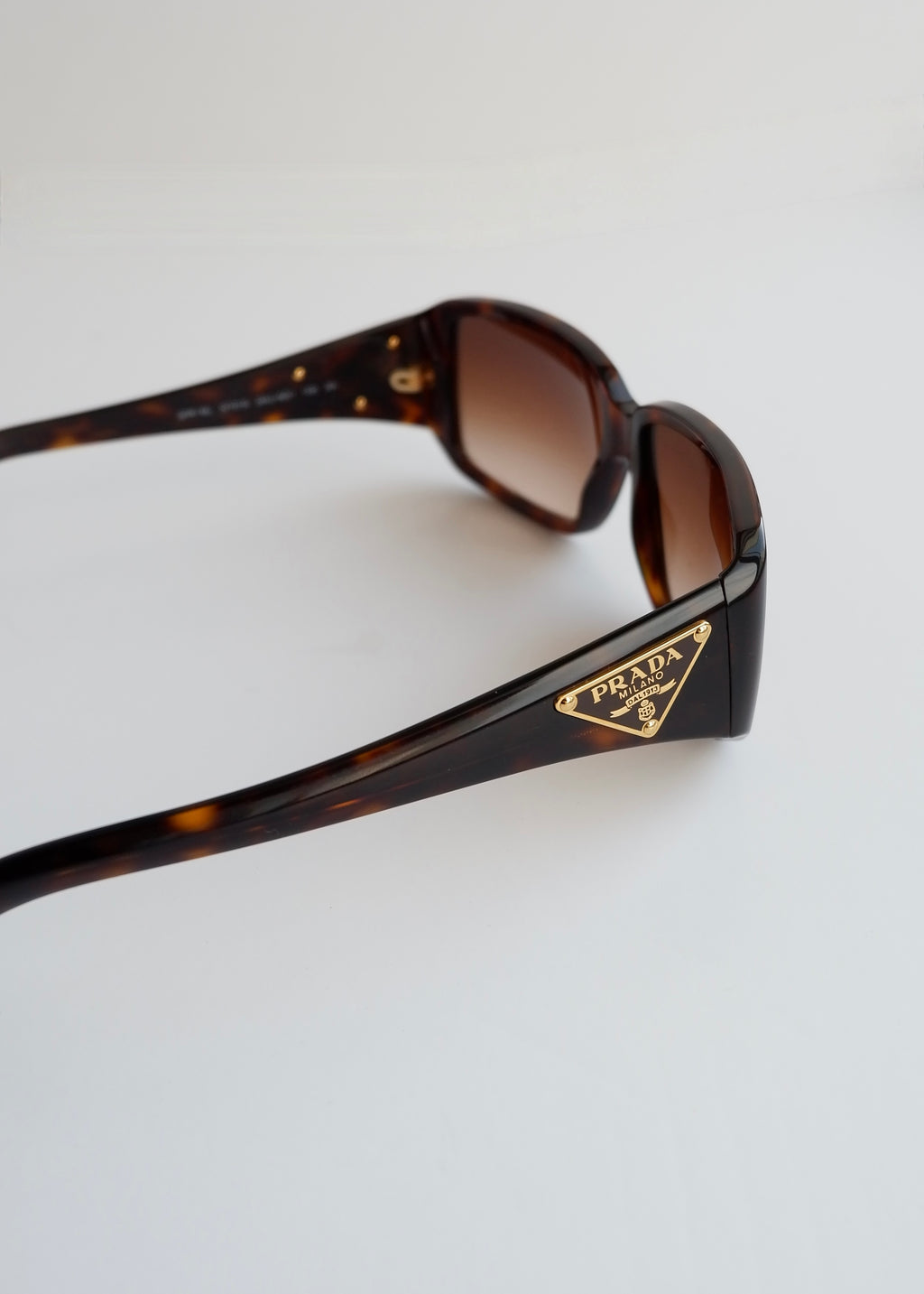 Authentiques lunettes de soleil à monture carrée marron Prada d'occasion