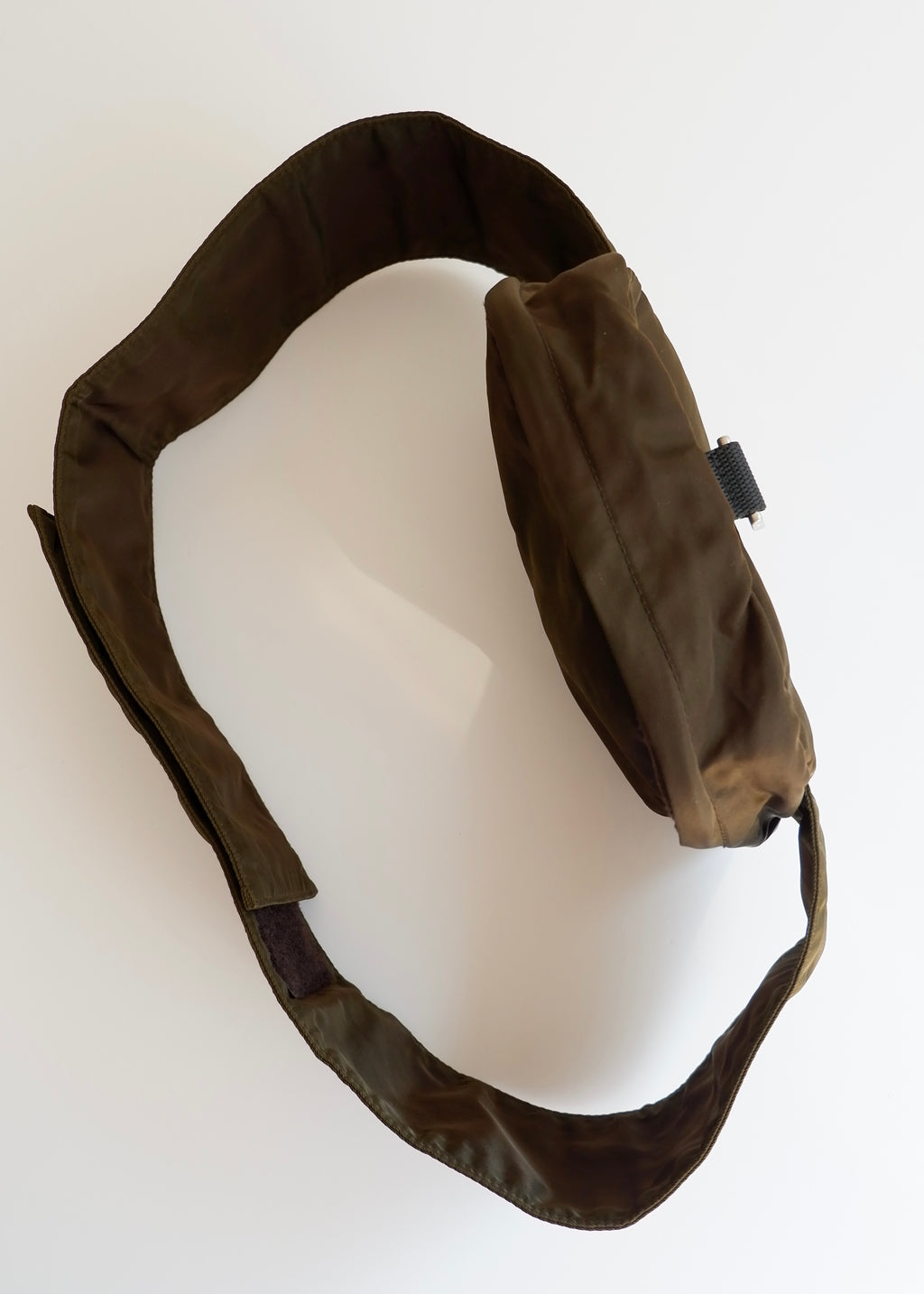 Sac banane Prada authentique d'occasion en nylon vert olive à scratch