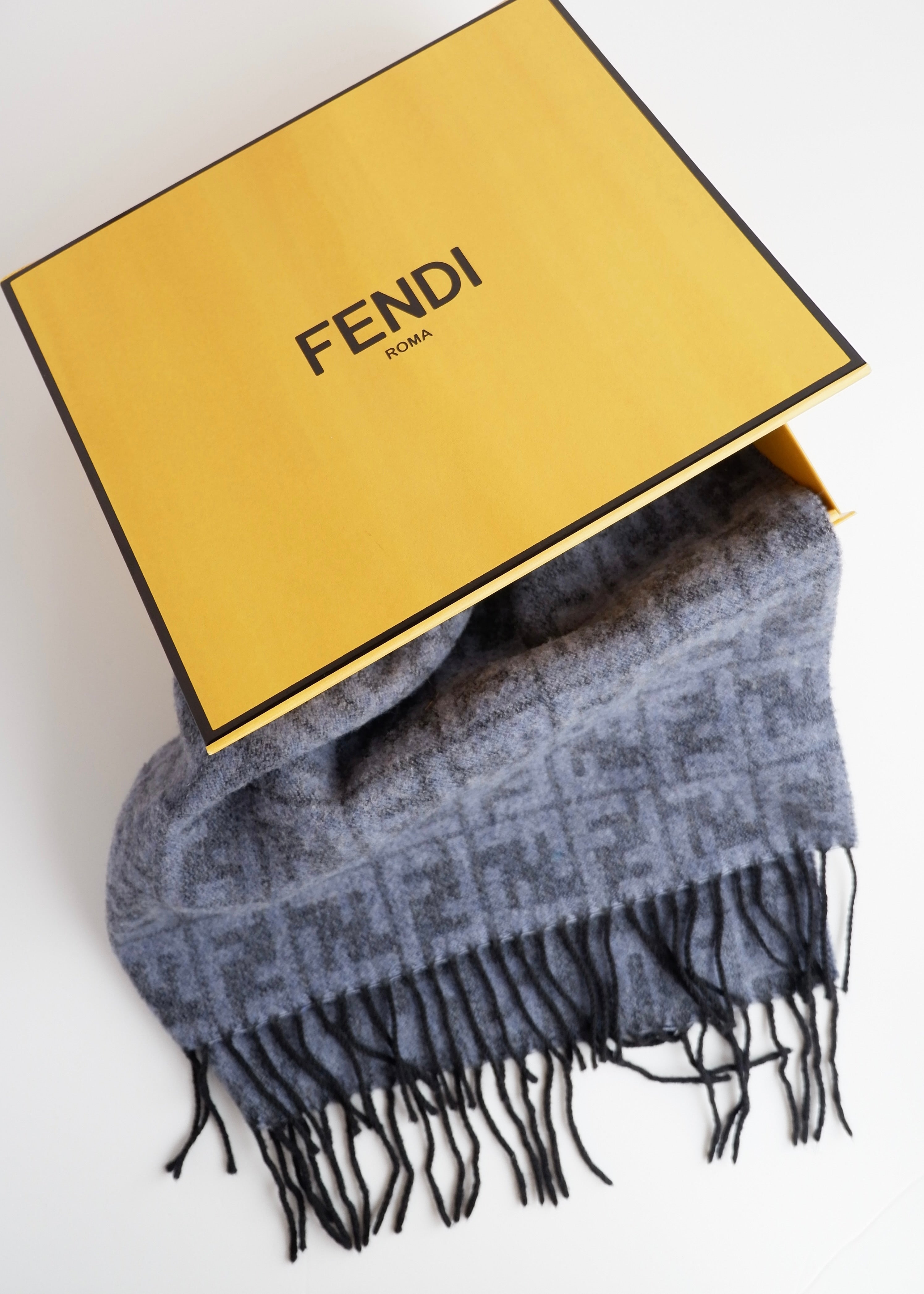 Écharpe Fendi authentique d'occasion en laine imprimée Zucca gris-bleu