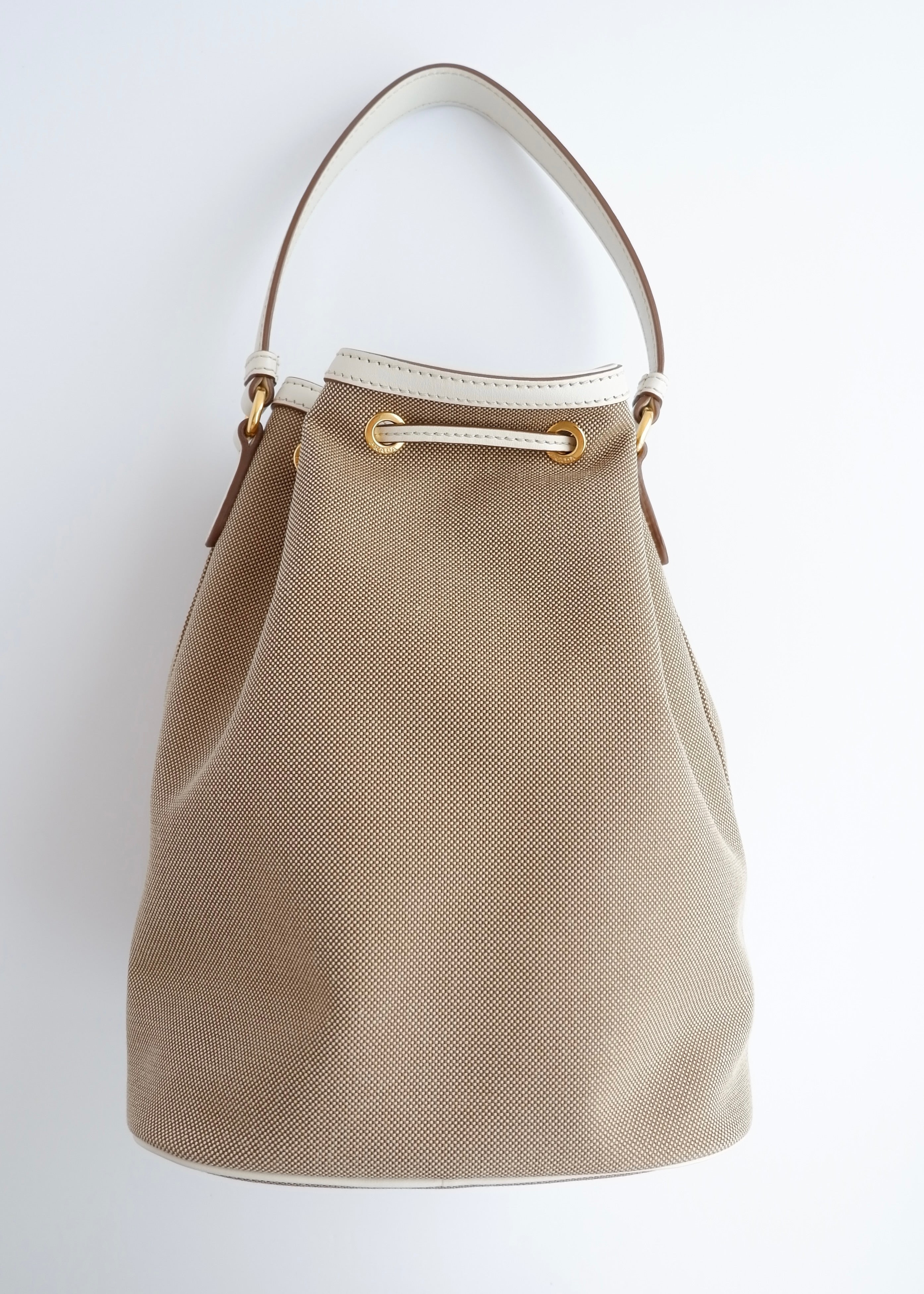 Sac seau à cordon Prada d'occasion authentique en toile beige