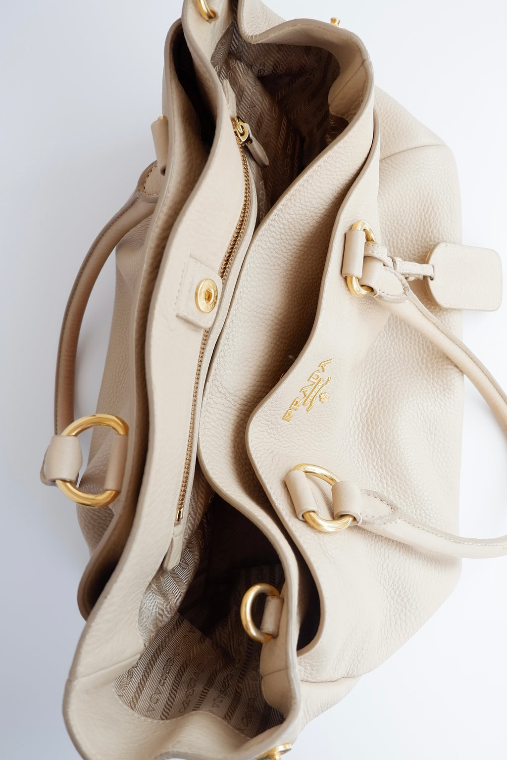 Sac cabas/bandoulière Prada en cuir beige, authentique, d'occasion