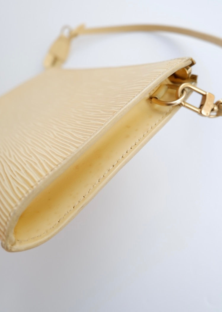 Sac porté épaule Louis Vuitton Pochette en cuir Épi beige authentique d'occasion