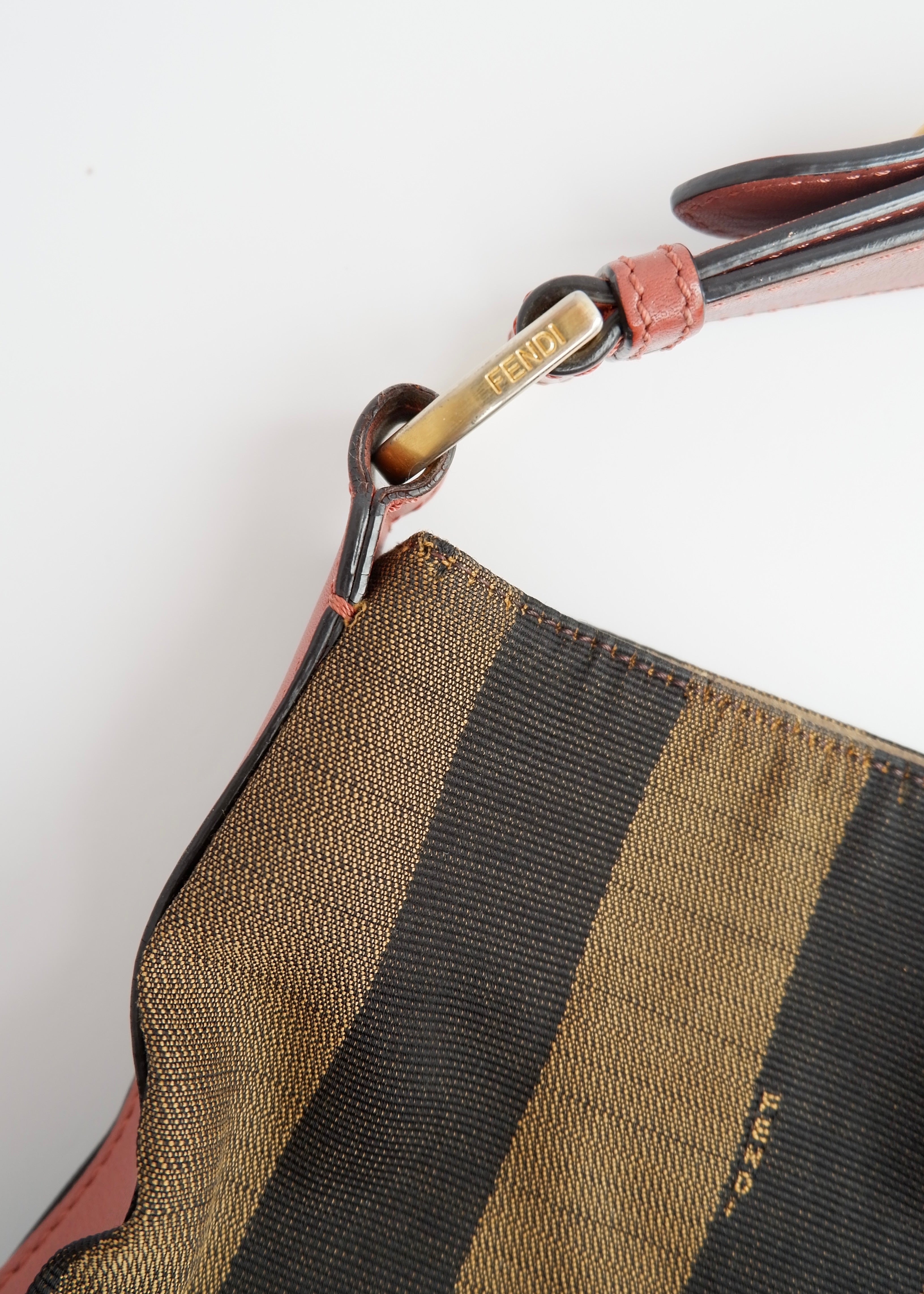 Authentique sac porté épaule Fendi d'occasion en toile/cuir Pequin marron/rose