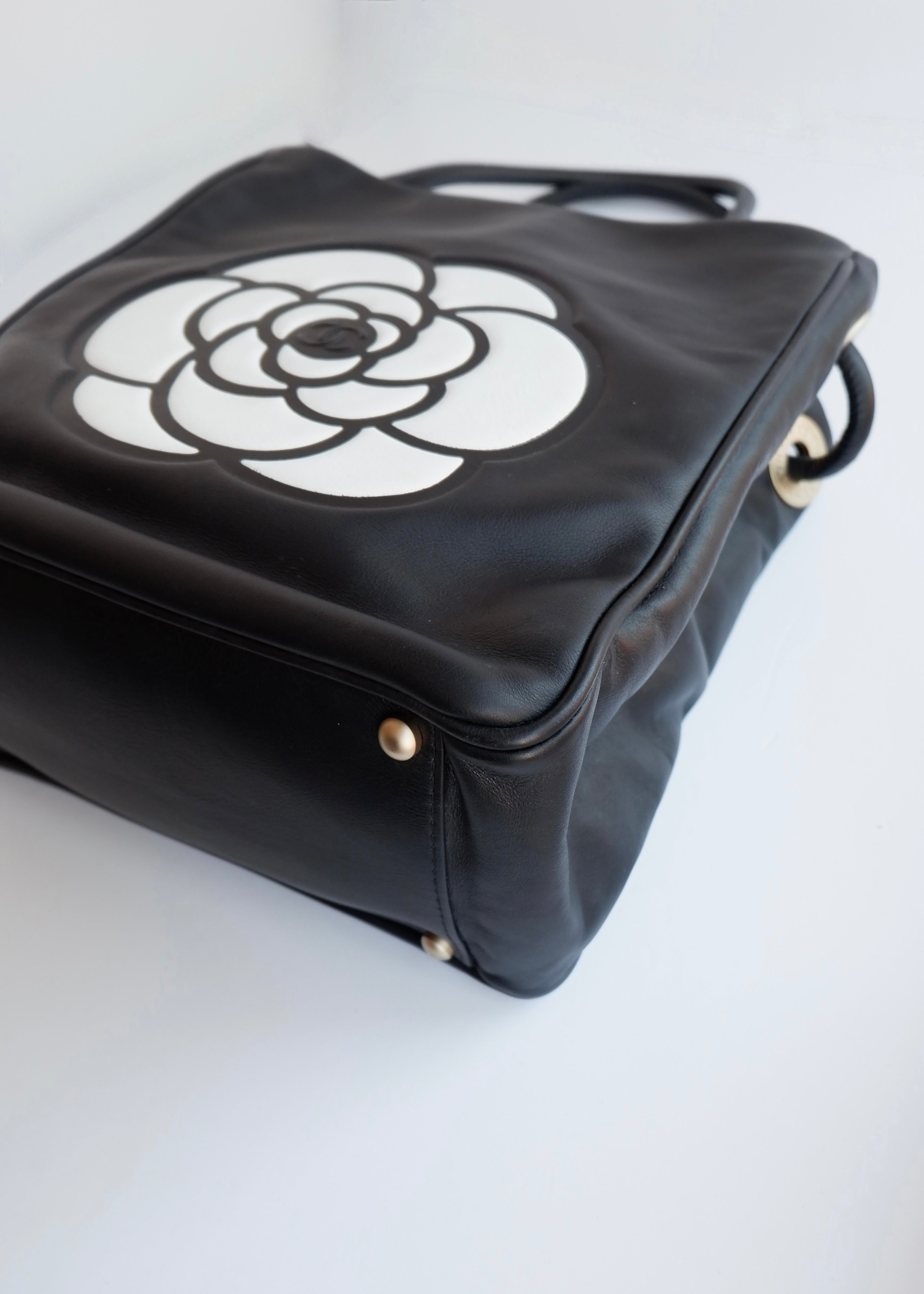 Preowned Chanel Black Leather Camellia Logo Tote Shoulder Bag