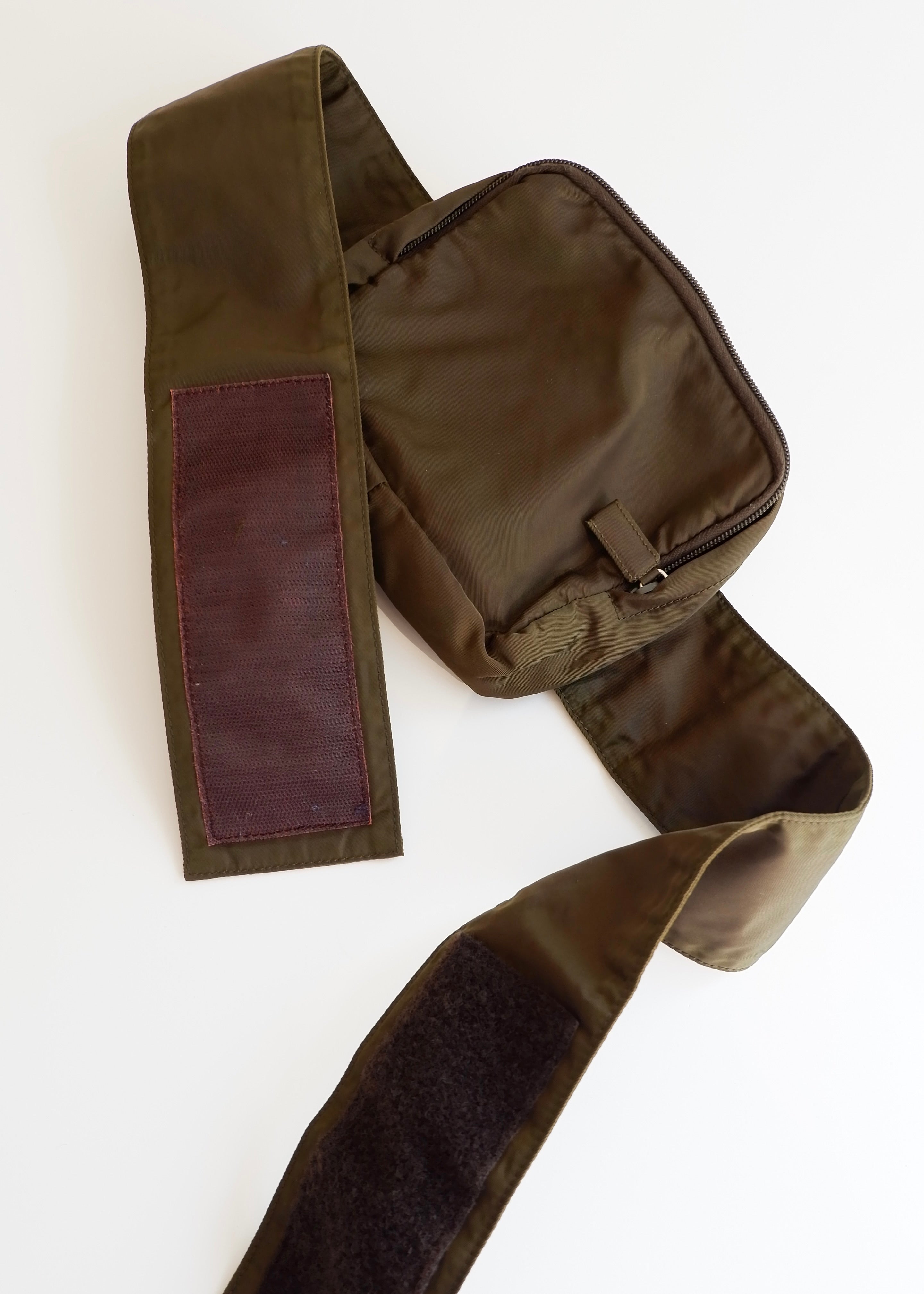 Sac banane Prada authentique d'occasion en nylon vert olive à scratch