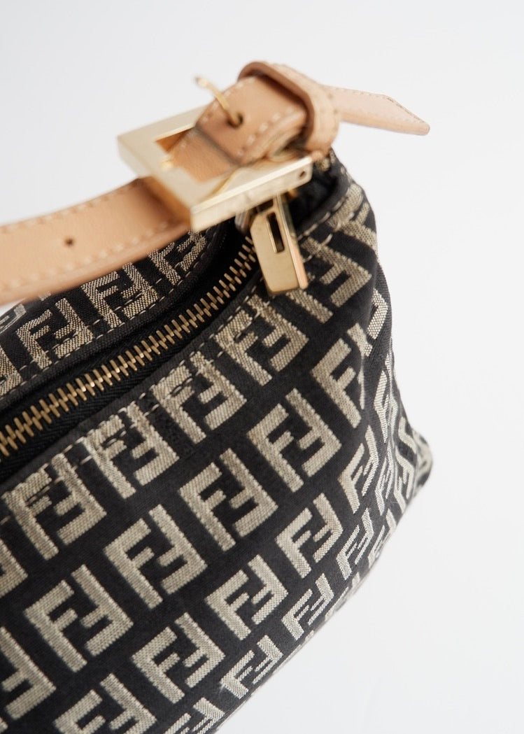 Authentique pochette Fendi d'occasion en toile/cuir Zucchino noire