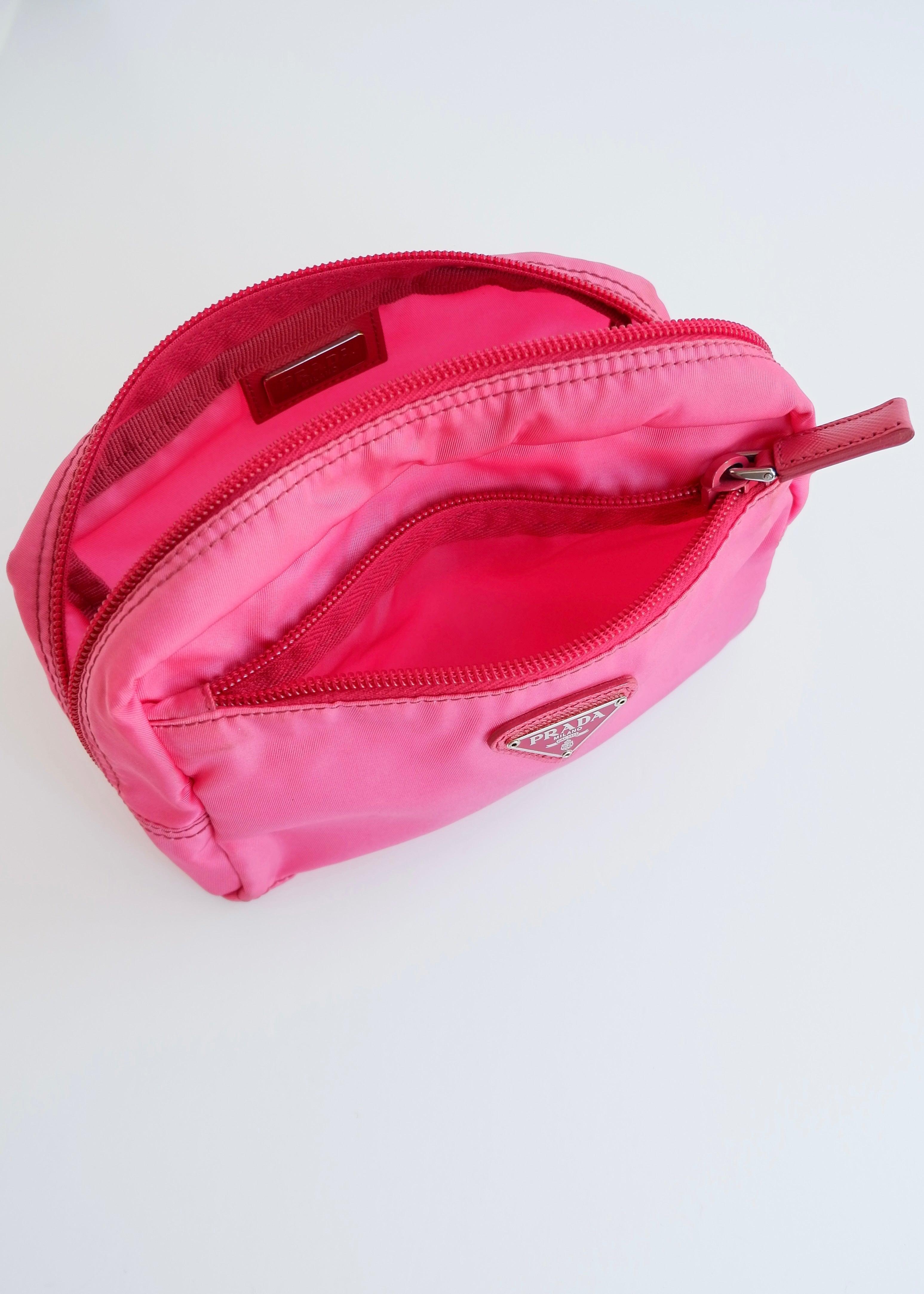 Pochette Prada authentique d'occasion en nylon rose