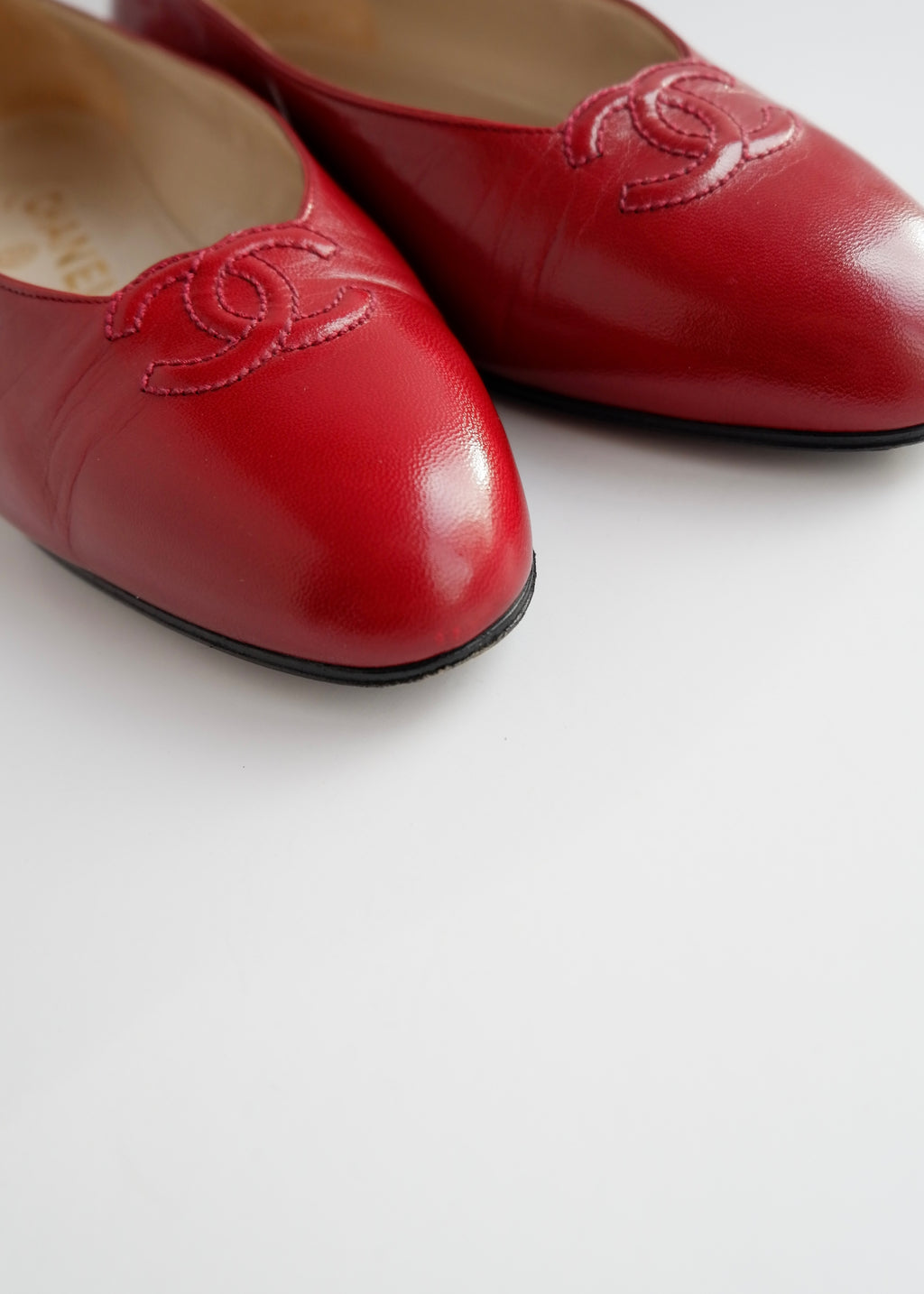 Authentiques ballerines vintage Chanel en cuir rouge avec logo CC – 36