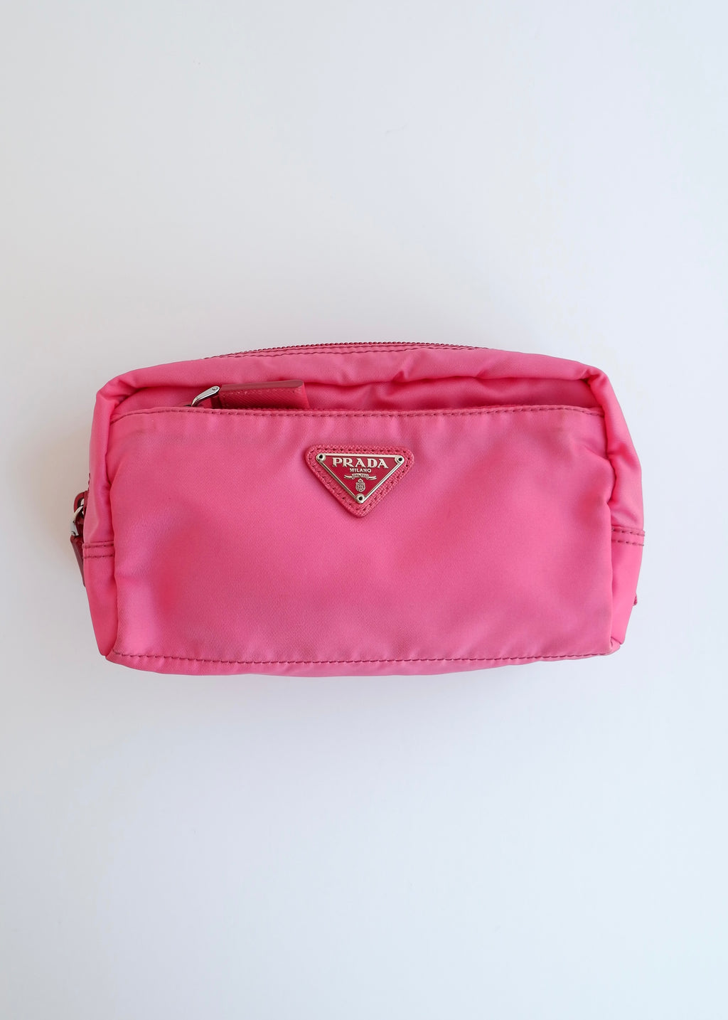Pochette Prada authentique d'occasion en nylon rose